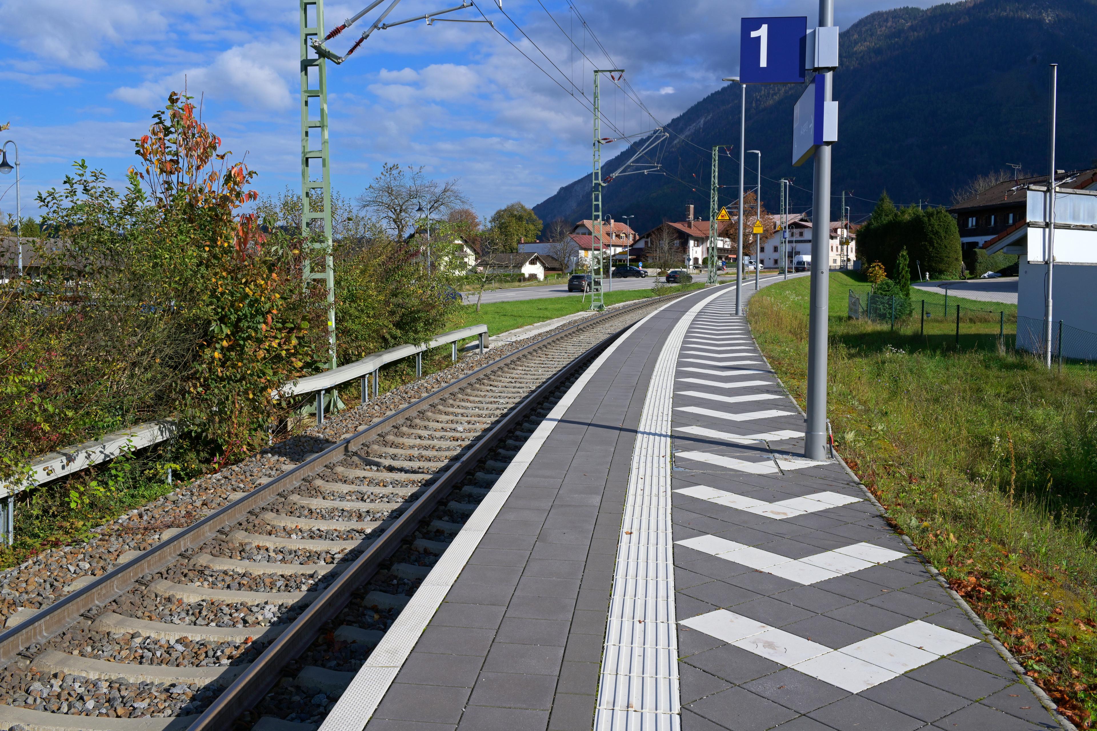 Der Blick auf den barrierefreien Bahnsteig des Bahnhofs Bayerisch Gmain nach der Neugestaltung.