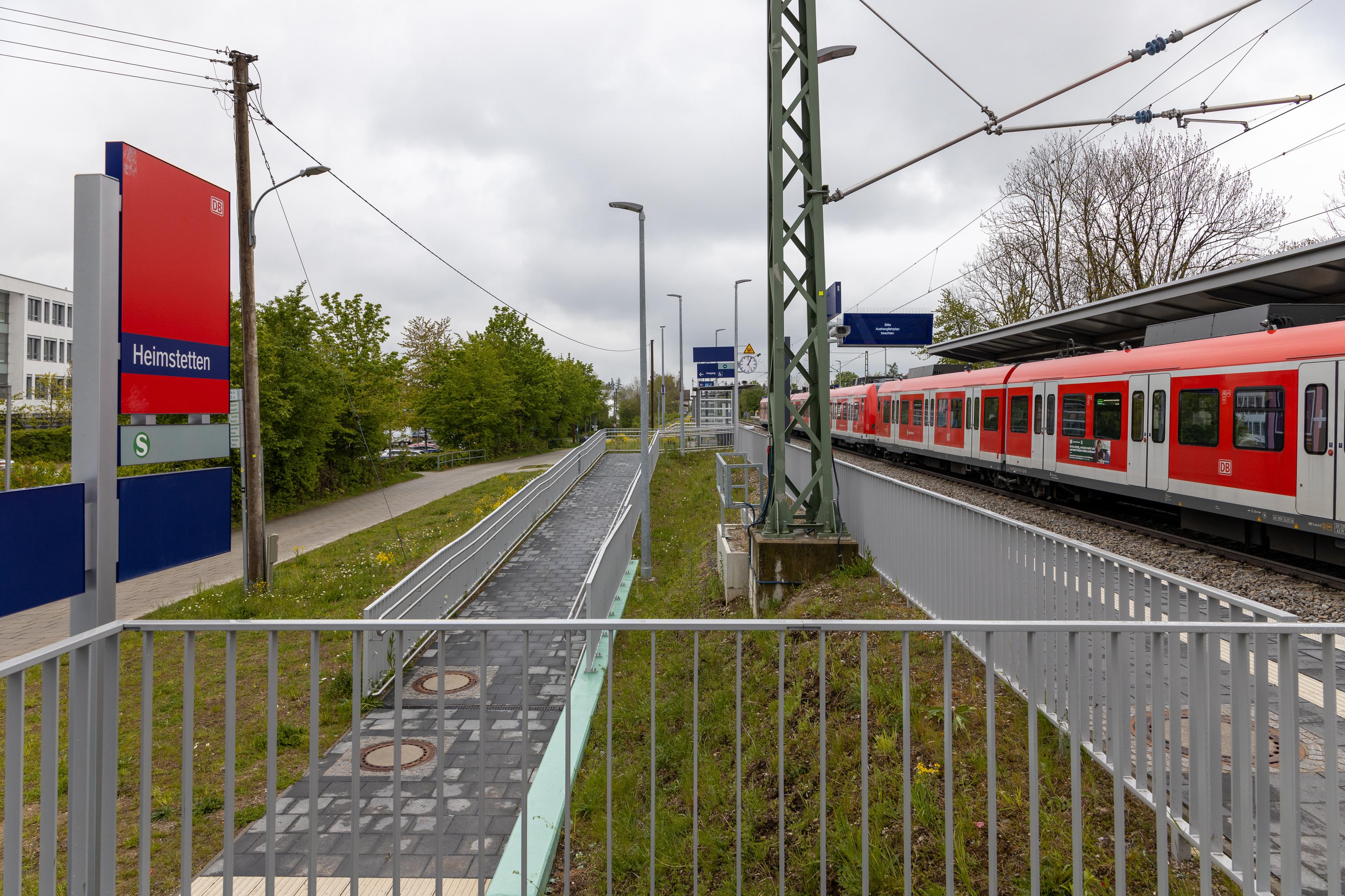 Stufenfreier Zugang zum Bahnsteig durch Rampen.