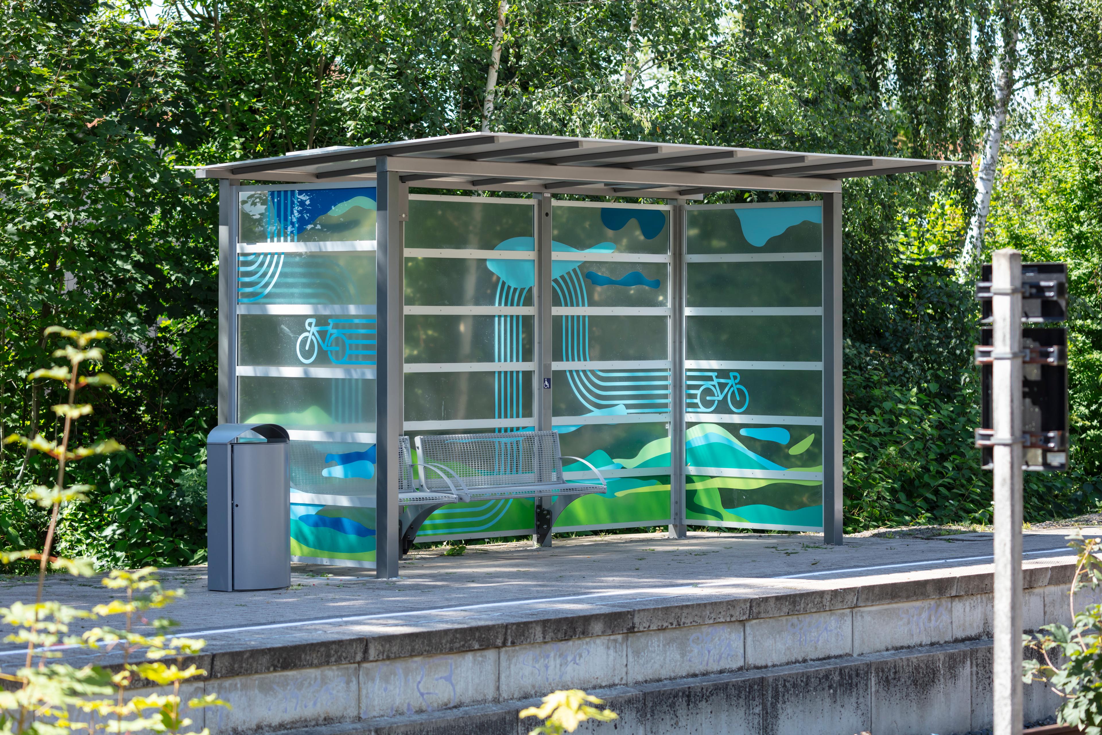 Aufgewertetes Wetterschutzhäuschen am Bahnhof Hessisch Oldendorf, betrachtet vom gegenüberliegenden Bahnsteig.