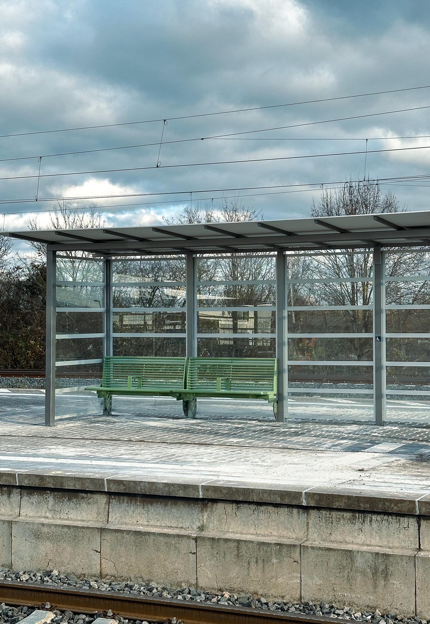 Neugestaltetes Wetterschutzhäuschen und Sitzgelegenheiten am Bahnsteig in Groß Gerau-Dornberg.