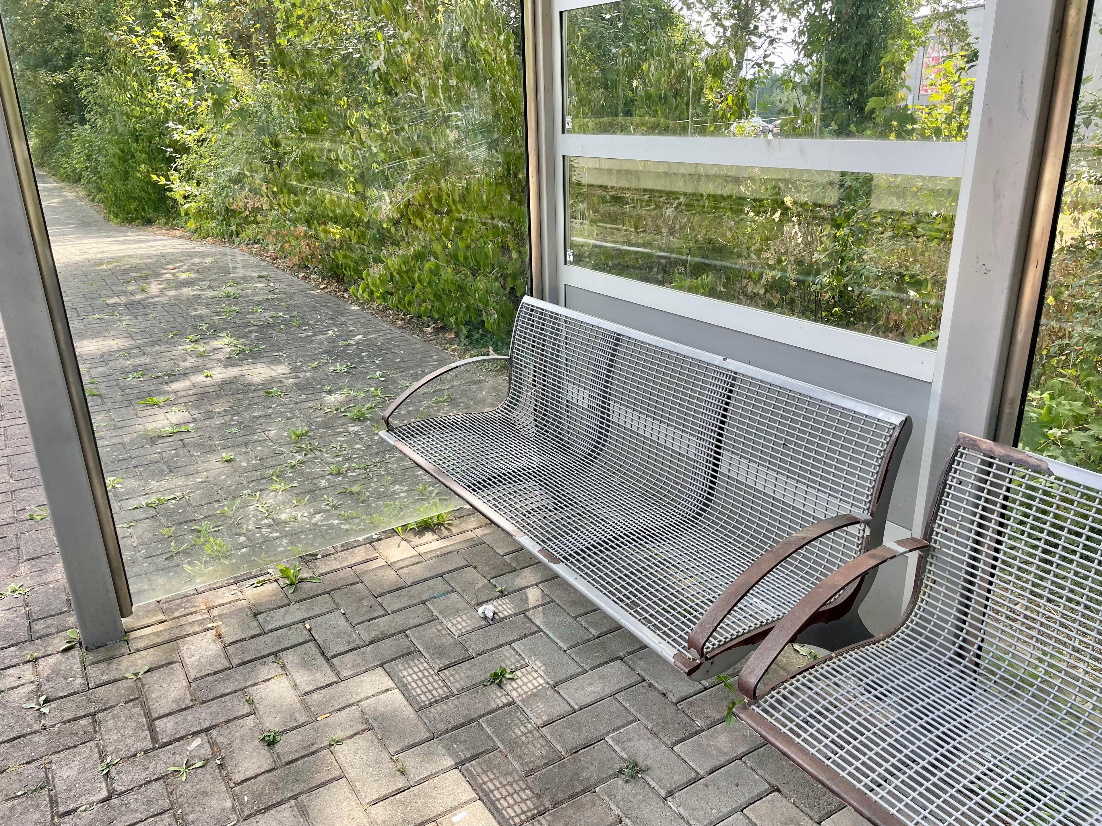 Sitzgelegenheit am Bahnhof Hessisch Oldendorf vor der Aufwertung.