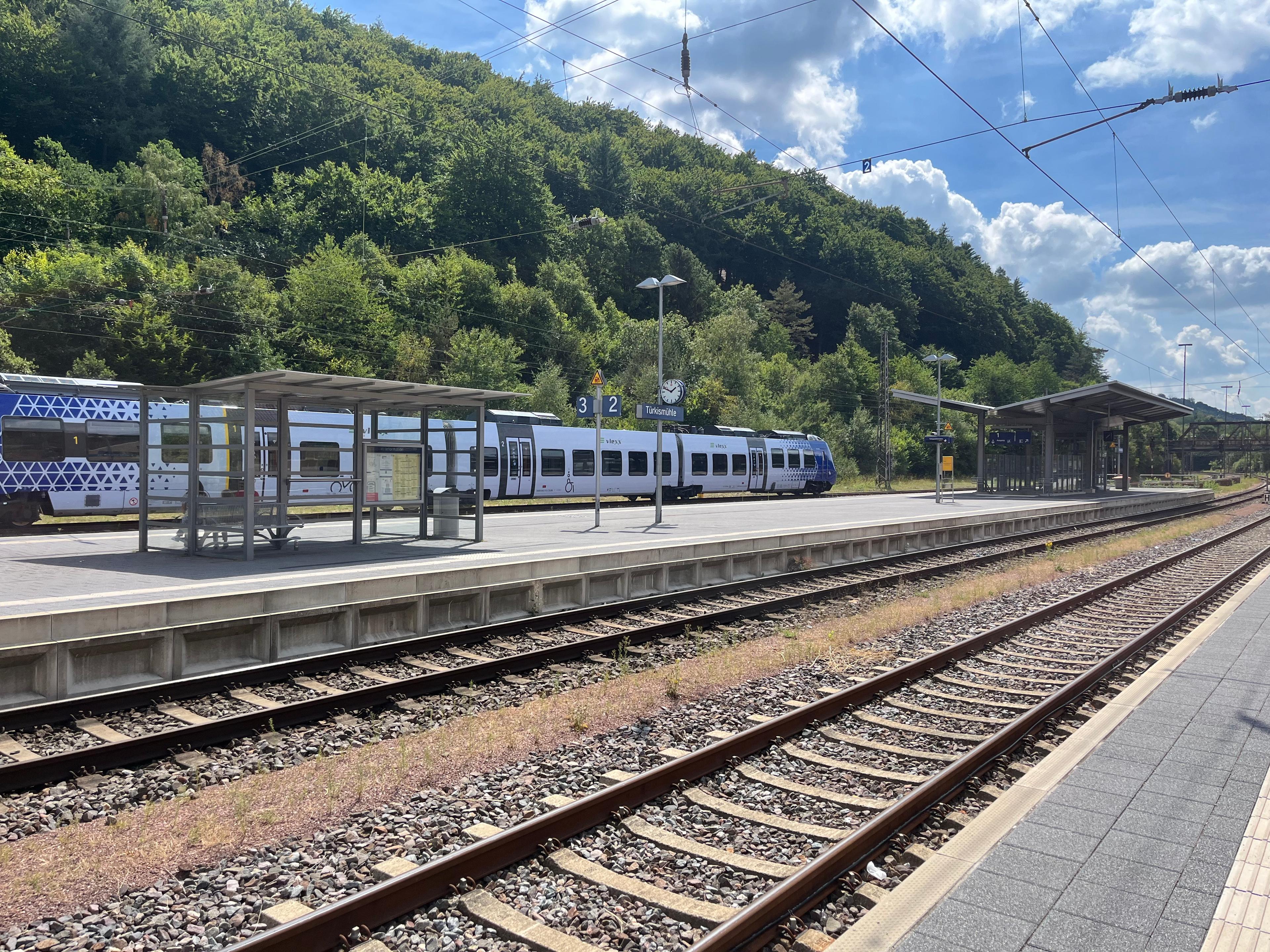 Blick auf die Wetterschutzhäuschen am Bahnhof Türkismühle vor der Sanierung.