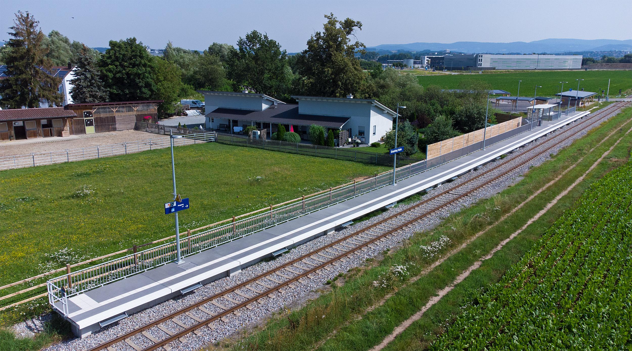 Der Bahnsteig am Haltepunkt Straubing Hafen (Luftaufnahme).