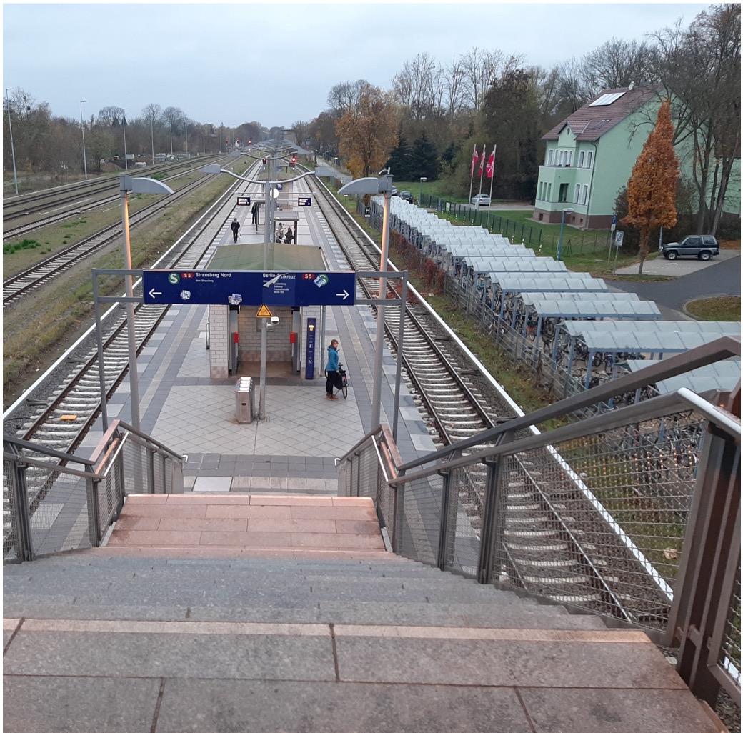 Der Blick auf den S-Bahnhof Fredersdorf (b Berlin) vor der Neugestaltung.