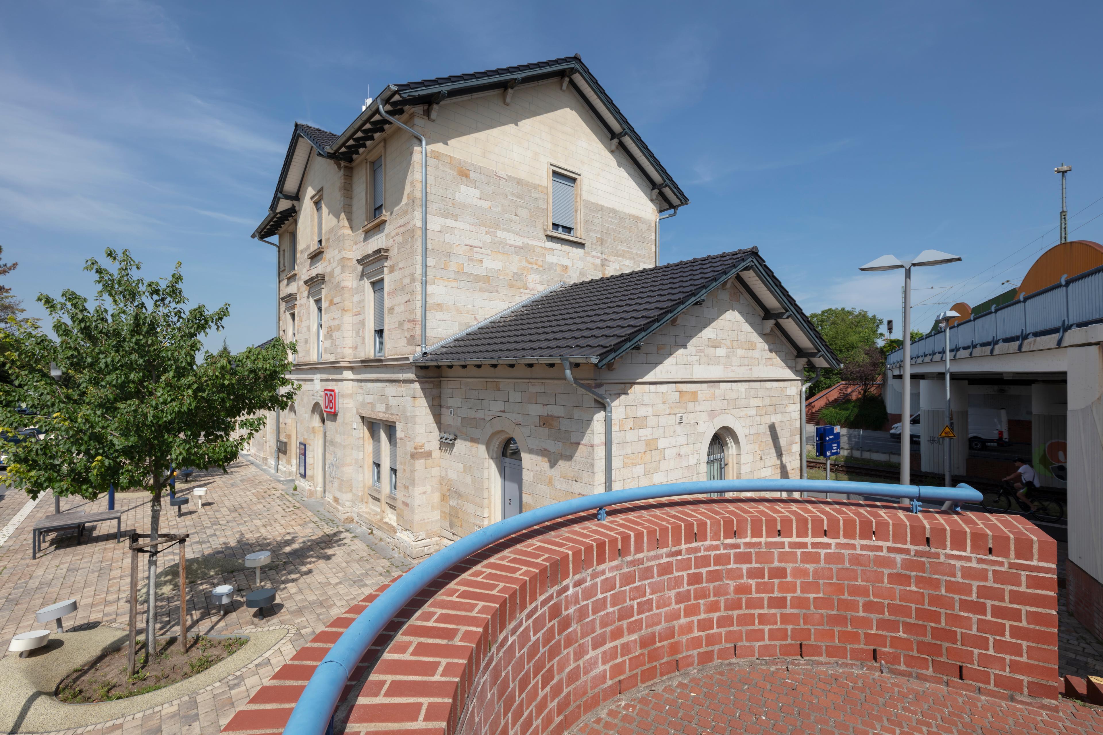 Saniertes Klinkermauerwerk und Malerarbeiten werten den Bahnhof auf.