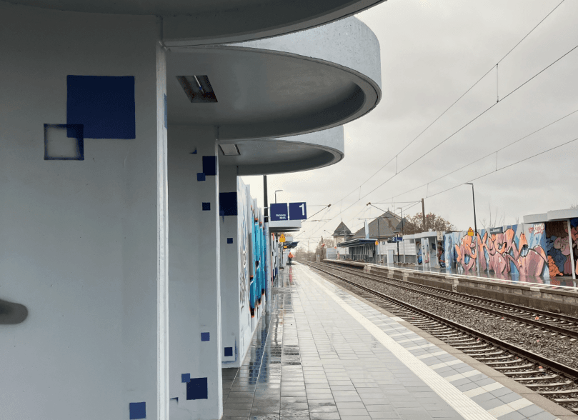 Lärmschutzwand und Wetterschutzbauten am Bahnhof Mannheim-Neckarstadt nach Neugestaltung durch künstlerische Graffiti.