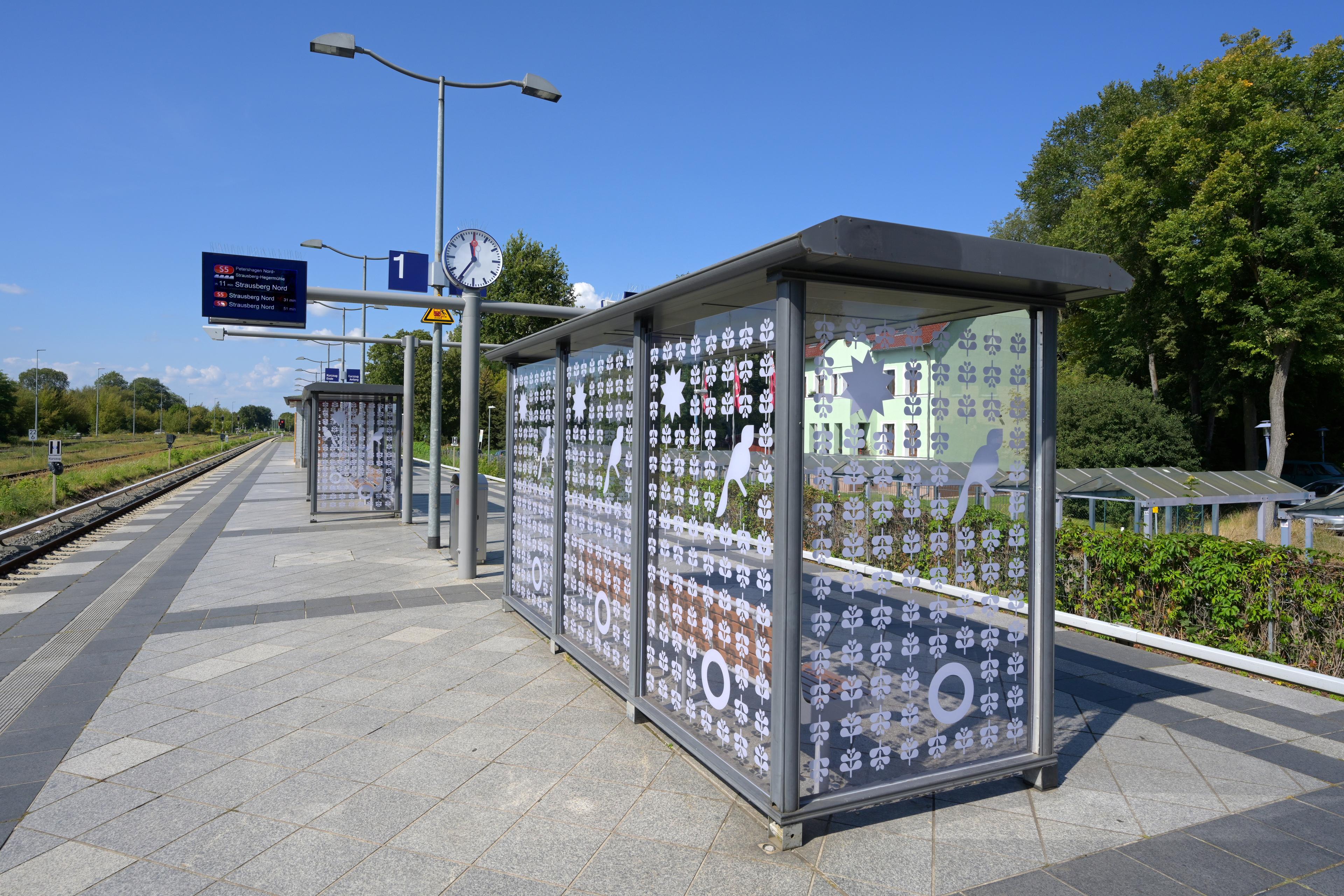 Neue Gestaltung der Wetterschutzhäuschen am Bahnhof Fredersdorf (b Berlin). 