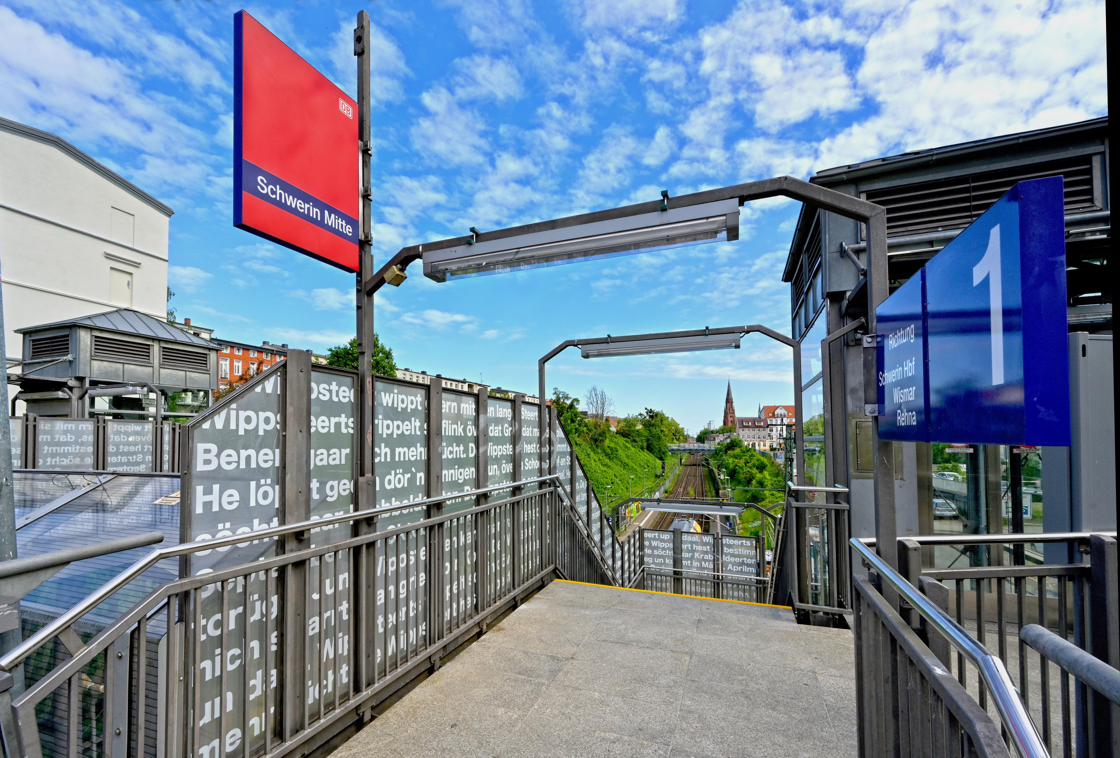 Der Bahnhof Schwerin Mitte nach der Neugestaltung der Bahnsteigzugänge mit doppelläufigem Geländer.