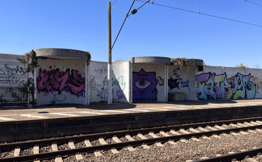 Lärmschutzwand und Wetterschutzbauten am Bahnhof Mannheim-Neckarstadt vor Neugestaltung.