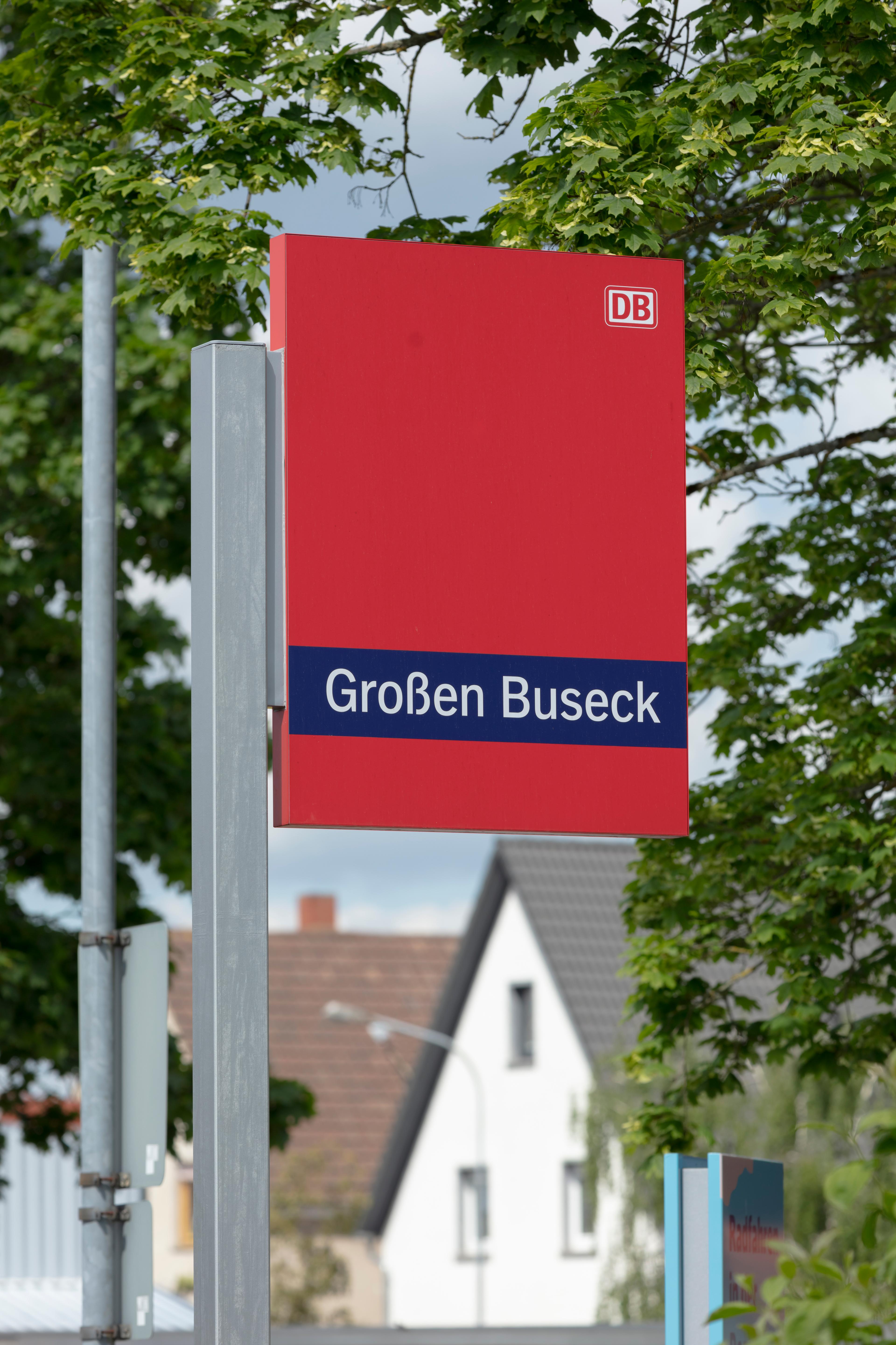 Der Blick auf die Ausschilderung des Bahnhofs Großen Buseck nach der Aufwertung