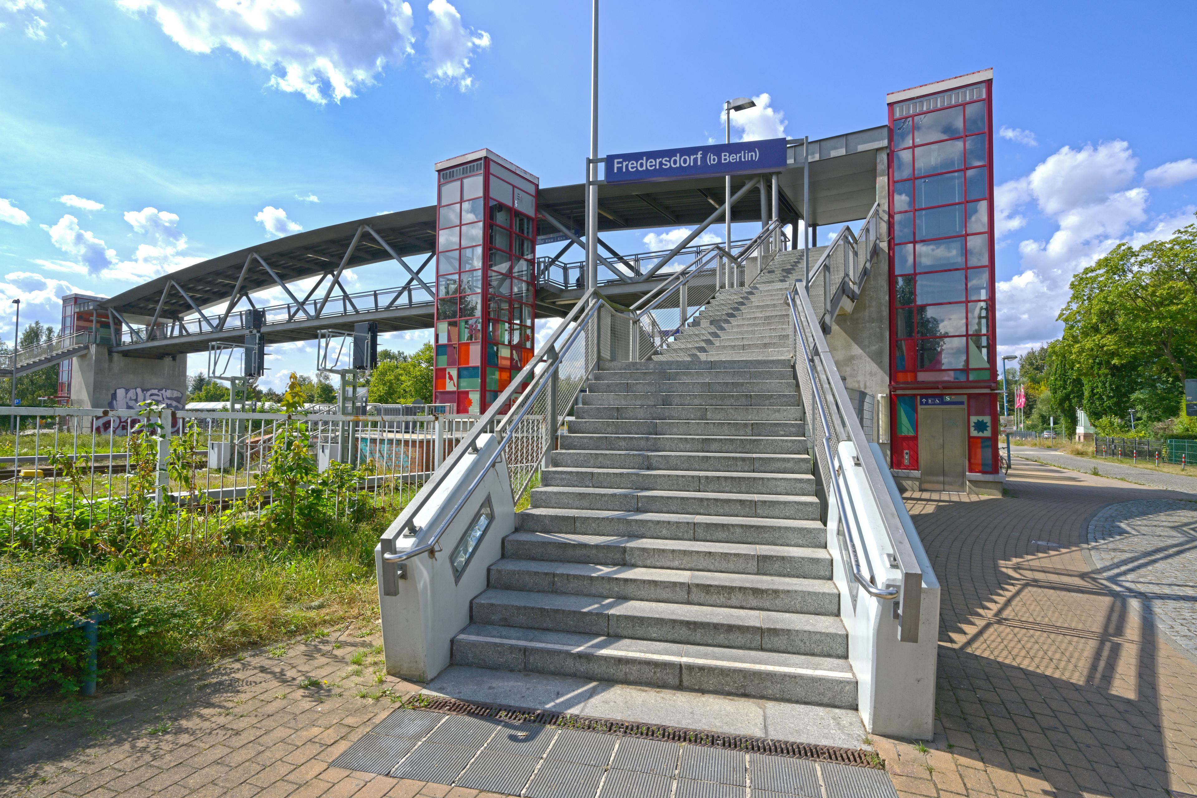 Der Blick auf die barrierefreie Personenüberführung am S-Bahnhof Fredersdorf (b Berlin) nach der Neugestaltung im Konzept Zukunftsbahnhof durch gestalterische oder konstruktive Maßnahmen.