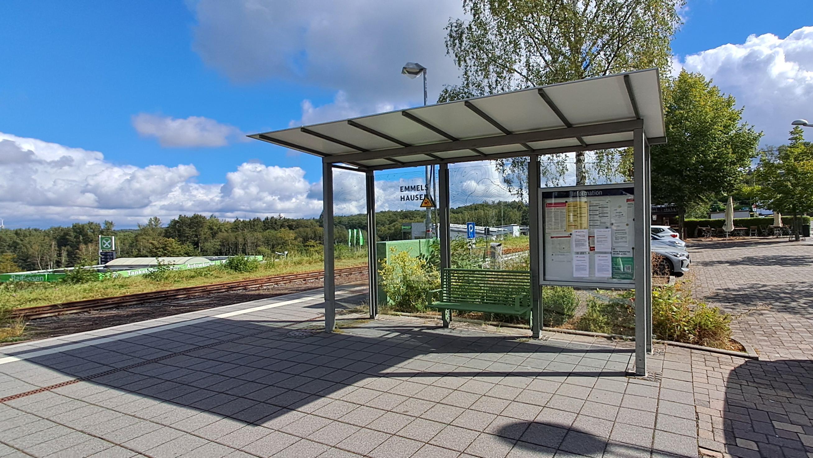 Neugestaltetes Wetterschutzhäuschen am Bahnhof Emmelshausen.