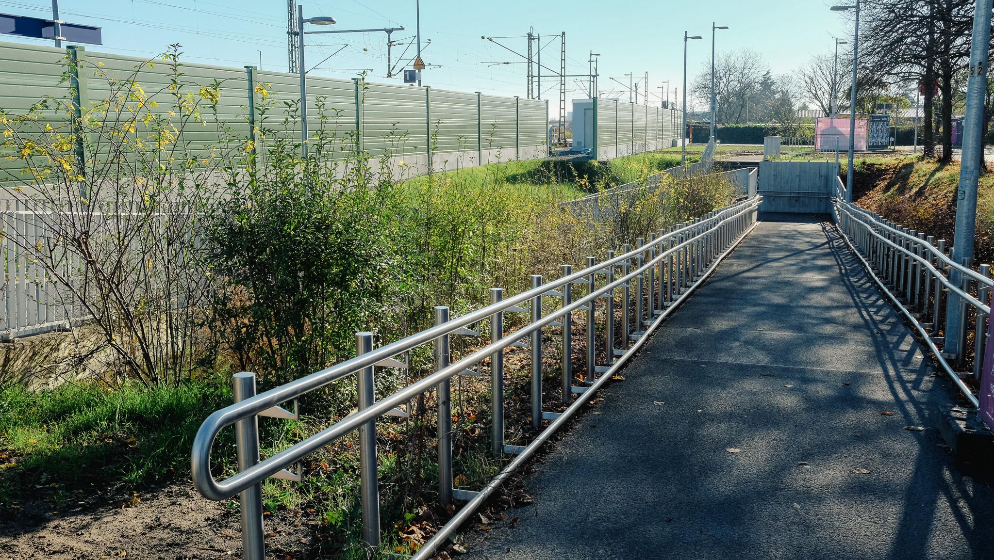 Eine Rampe und dahinter eine Lärmschutzwand am Bahnhof Biebesheim.