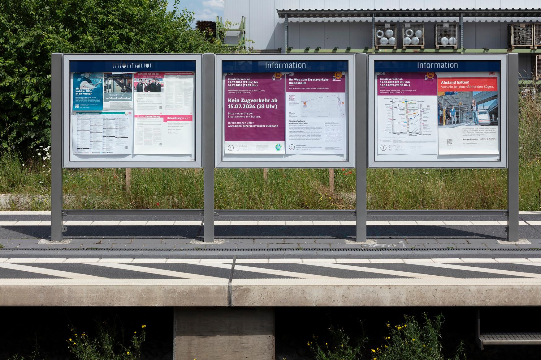 Vitrinen am Bahnsteig.