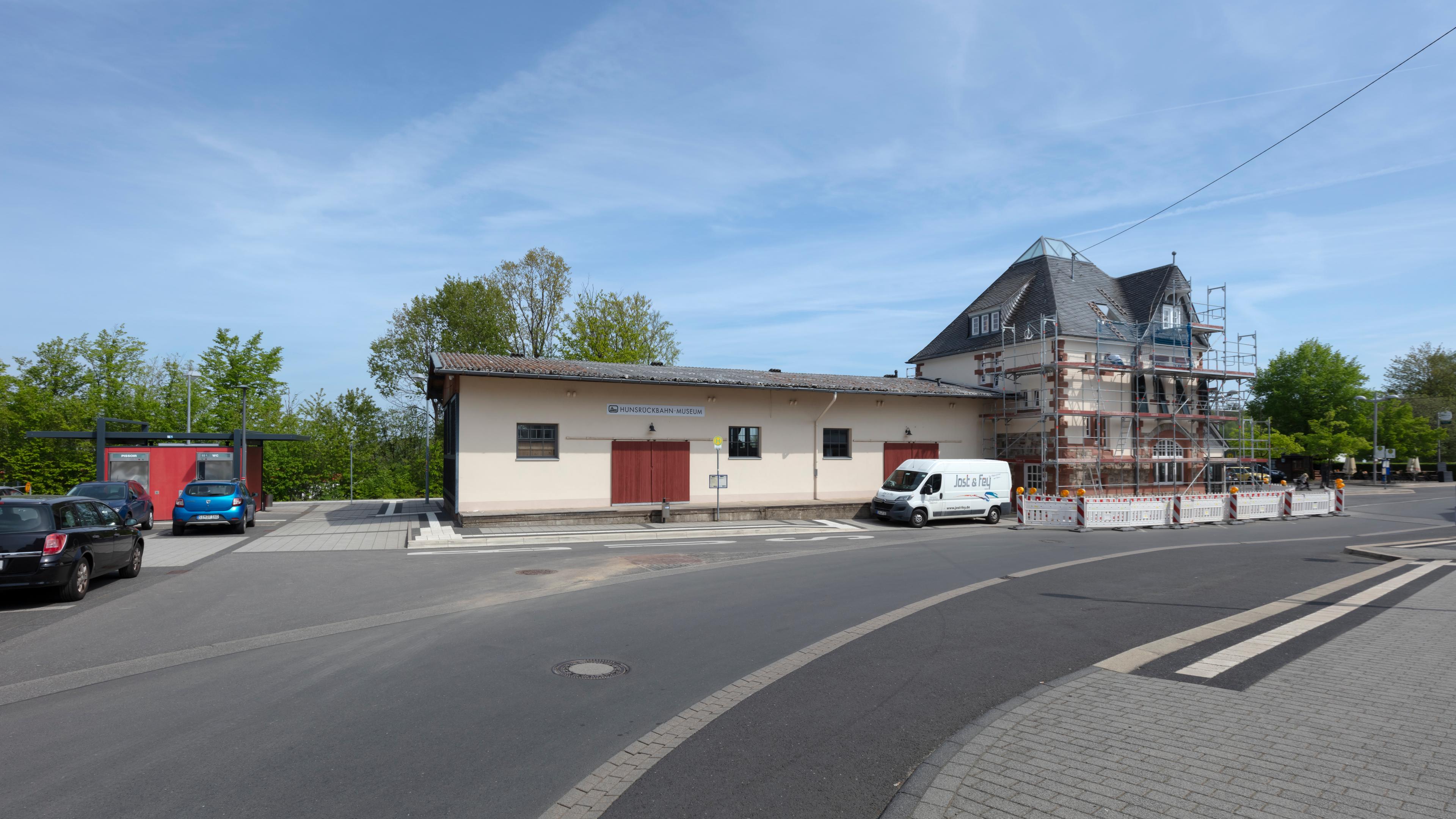 Das Empfangsgebäude am Bahnhof Emmelshausen während der Sanierung.