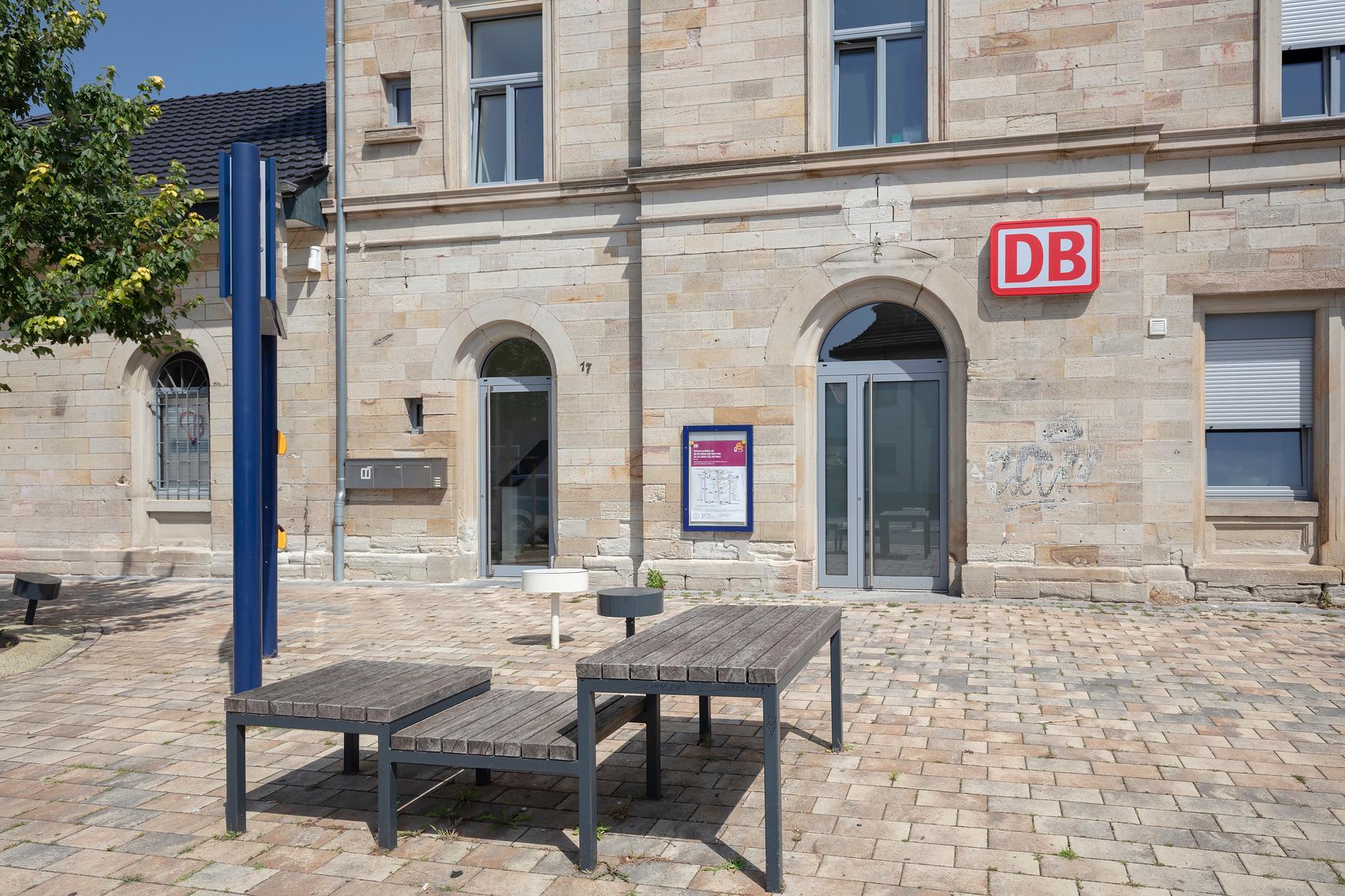 Neugestalteter Vorplatz am BahnhofBürstadt.