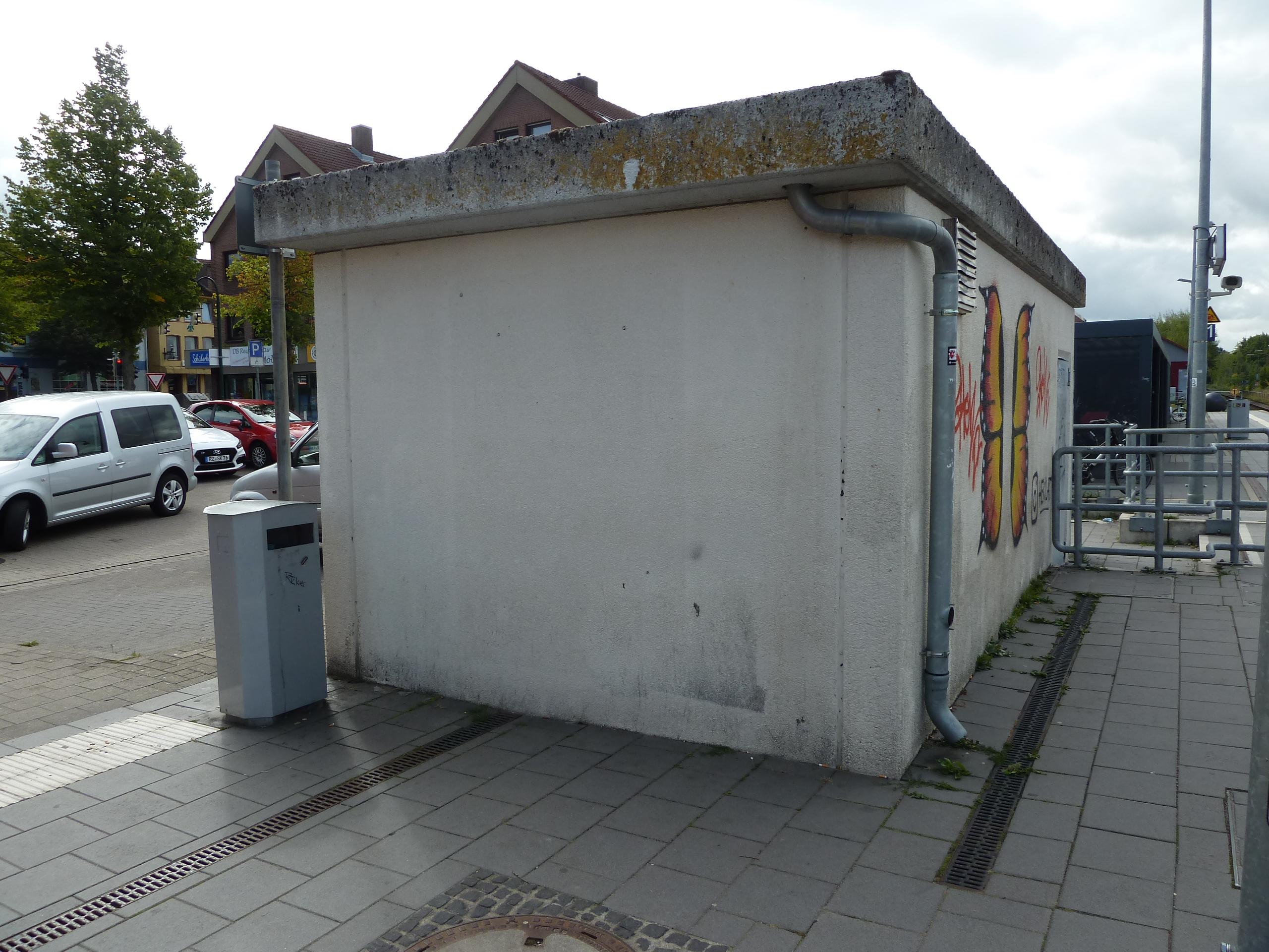 Technikgebäude am Bahnsteig vor der Umgestaltung.