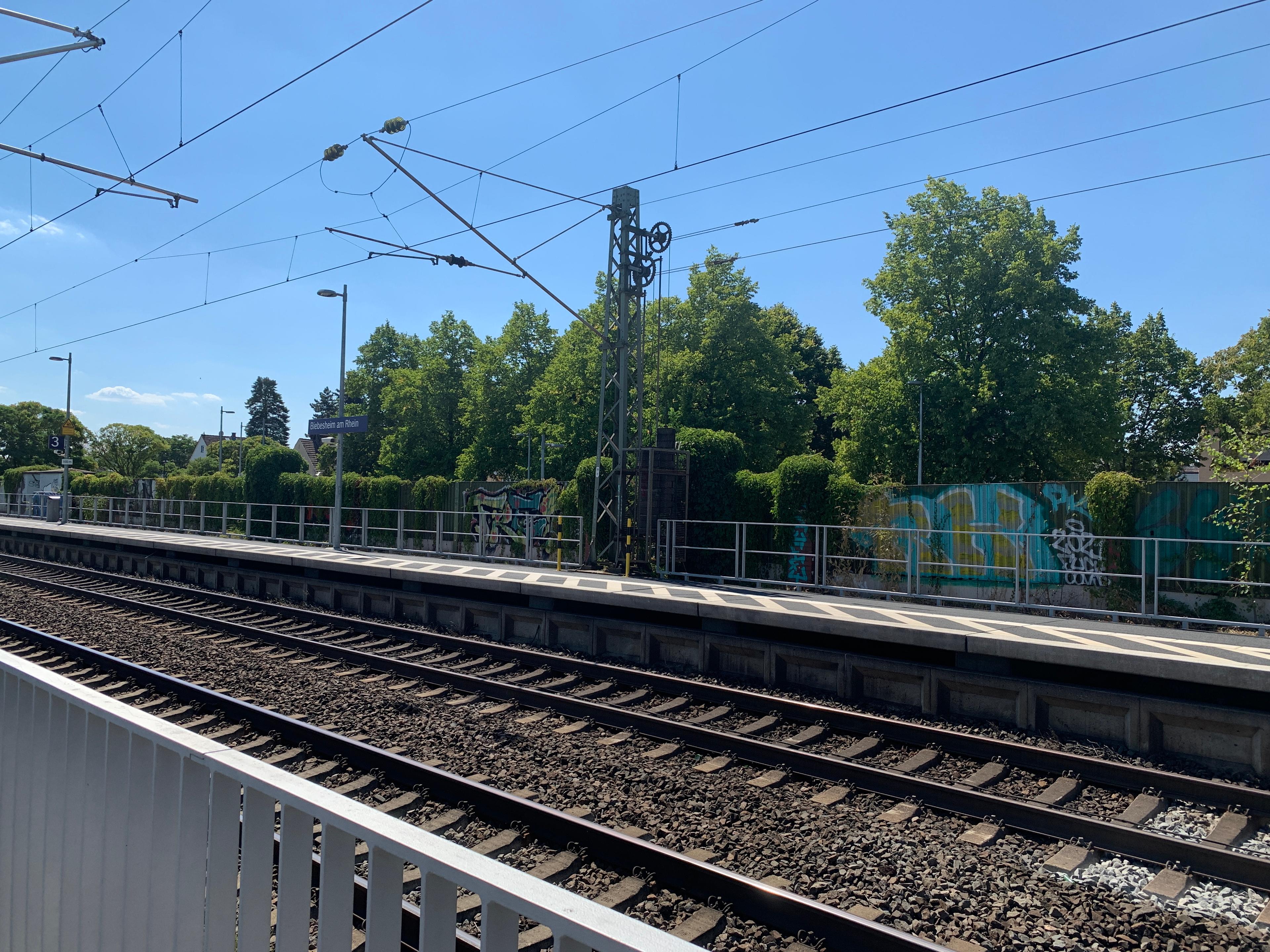 Ein Bahnsteig in Biebesheim vor der Modernisierung