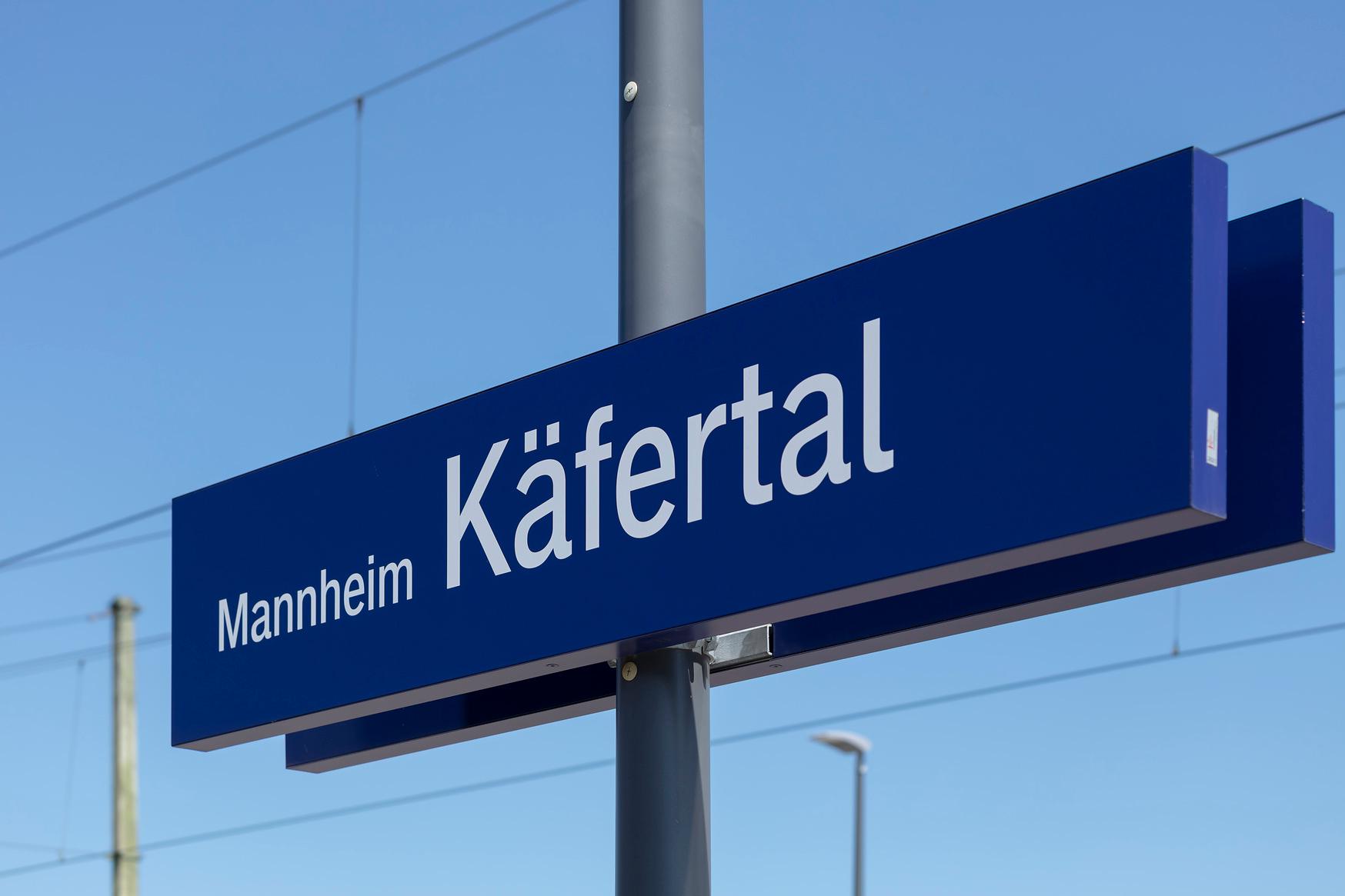 Bahnhofsschild Mannheim-Käfertal.