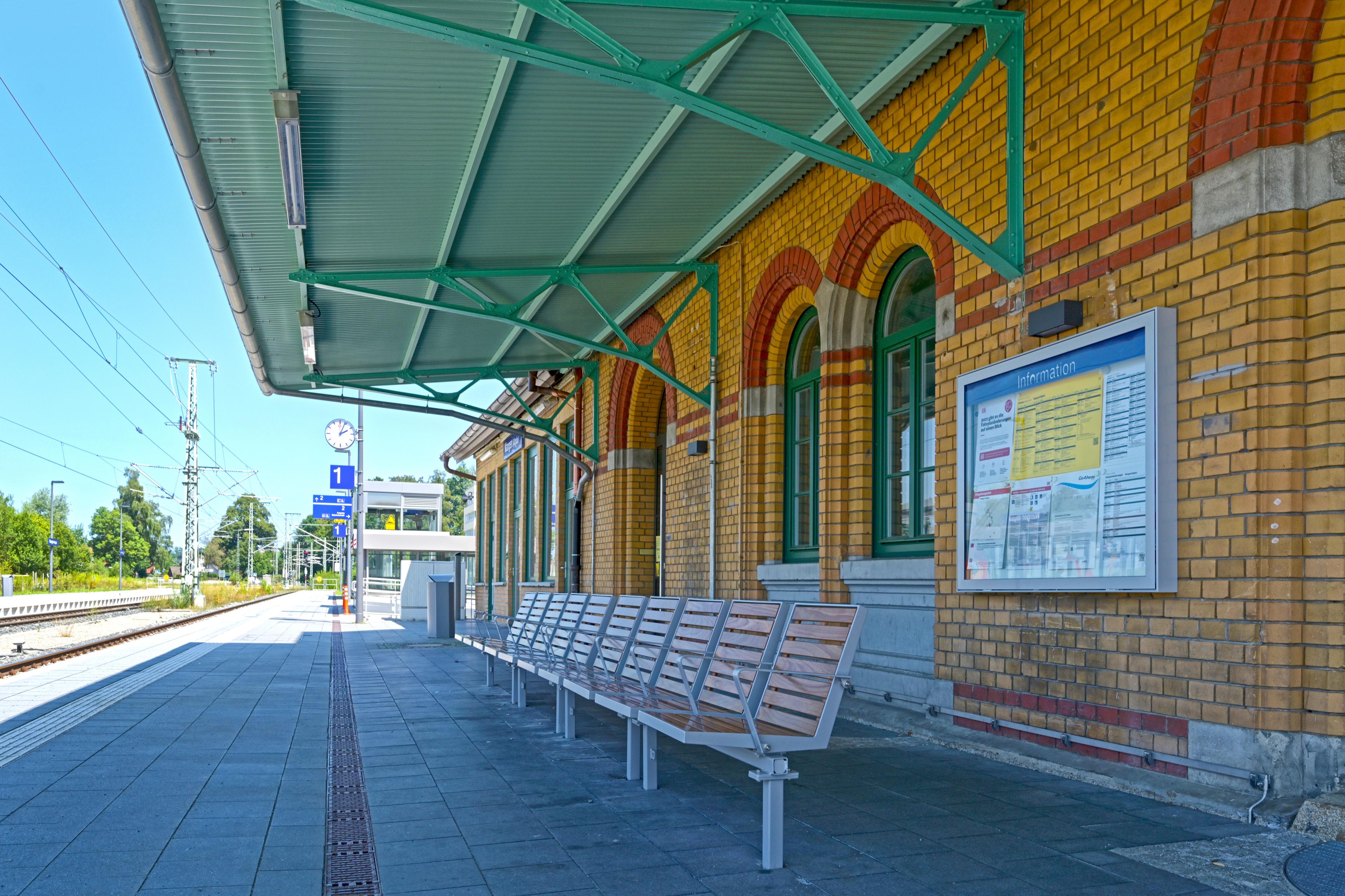 Der Blick auf einen Bahnsteig des Bahnhofs Wangen (Allgäu) vor dessen Aufwertung.      Der Blick auf einen Bahnsteig des Bahnhofs Wangen (Allgäu) nach dessen Aufwertung. 