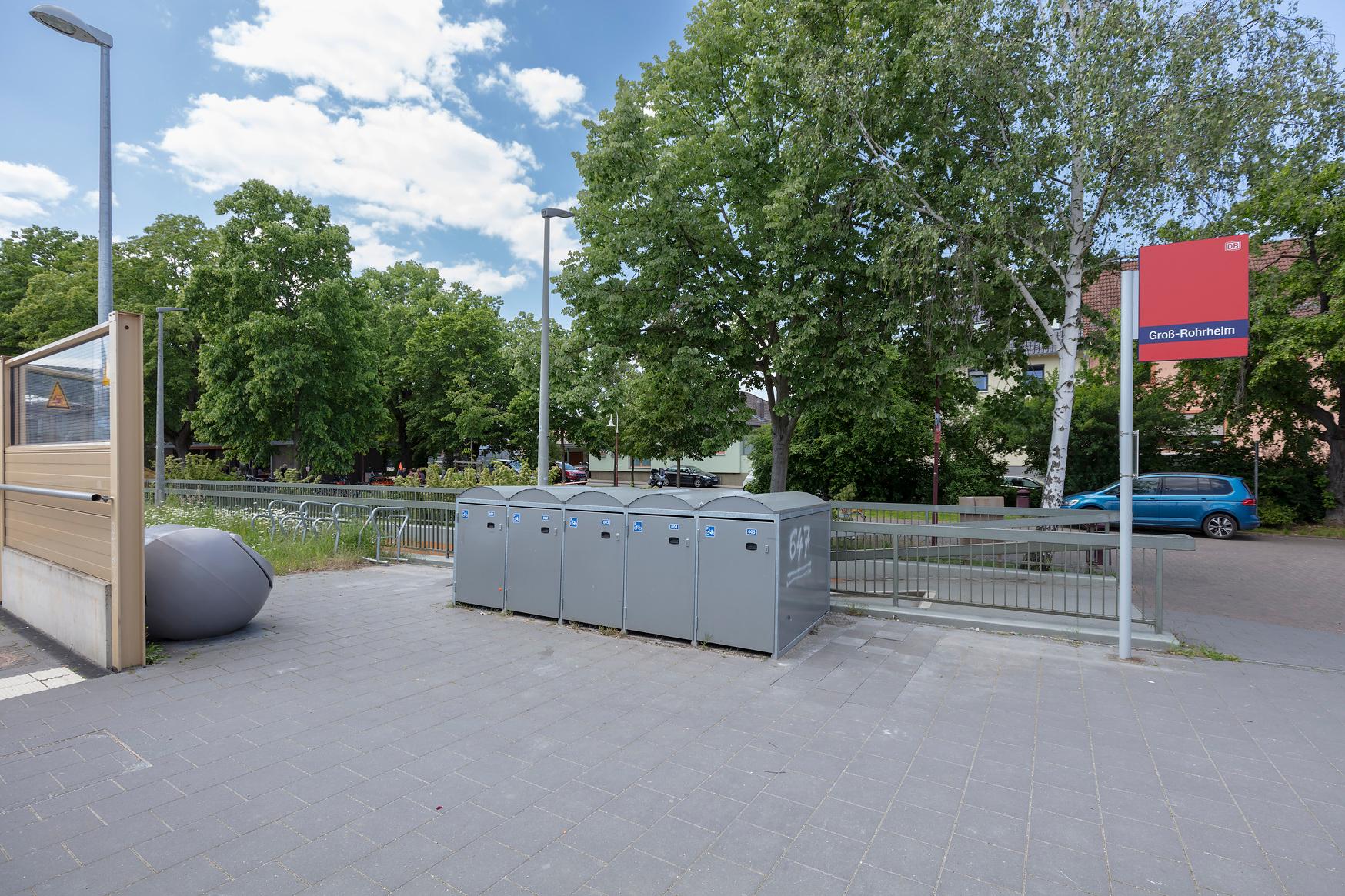 Vor der Umgestaltung standen am Vorplatz Mülleimer.