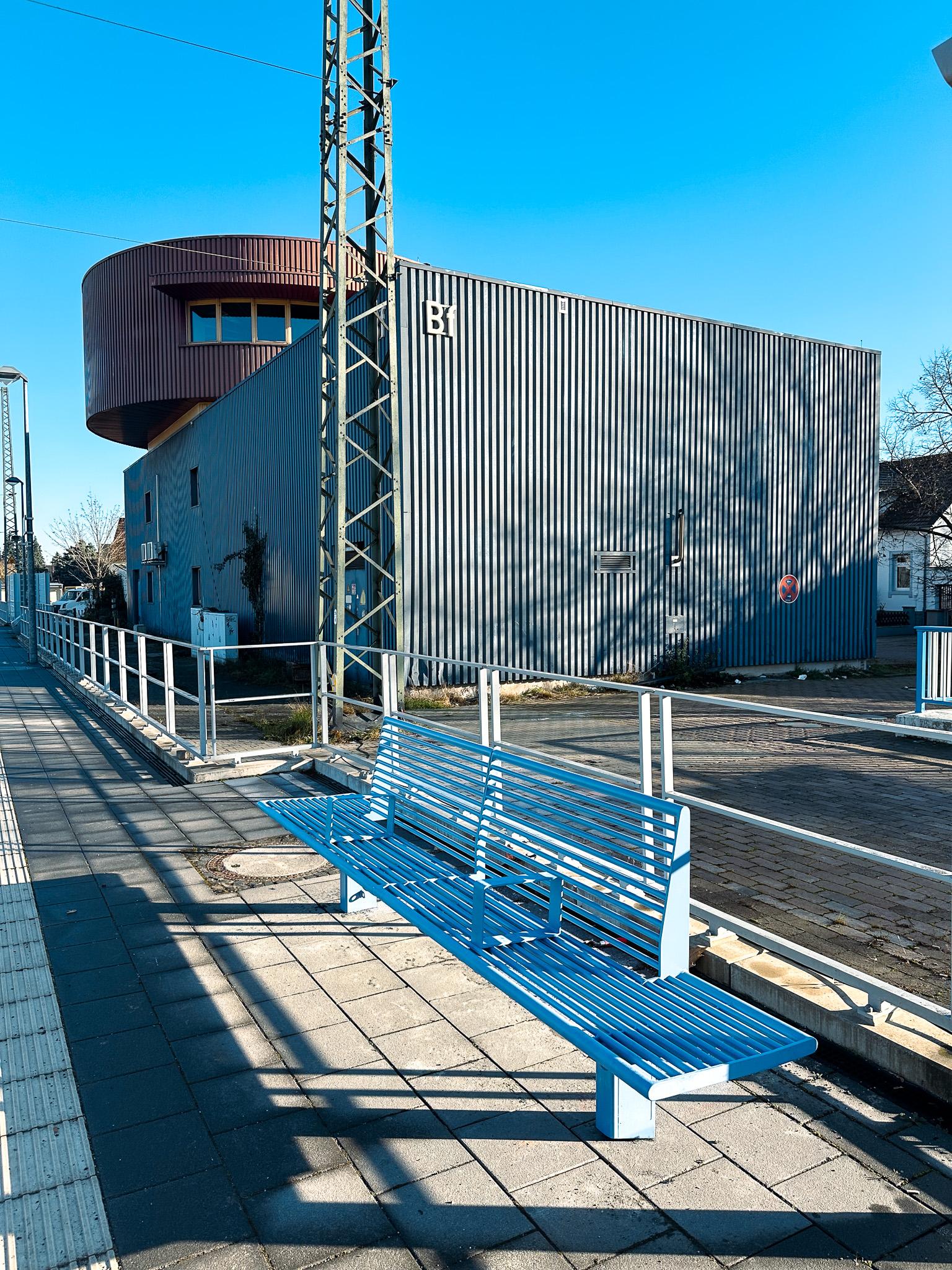 Neugestaltete Sitzfläche am Bahnsteig in Biblis.