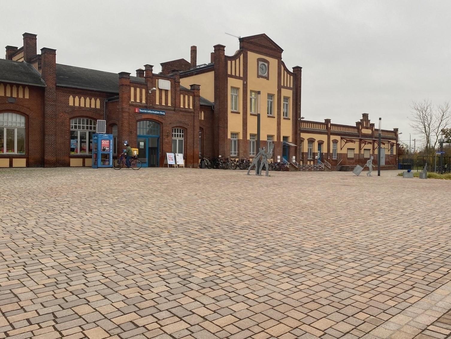 Ansicht des Bahnhofsvorplatzes Burg (b Magdeburg) vor der Umgestaltung. 