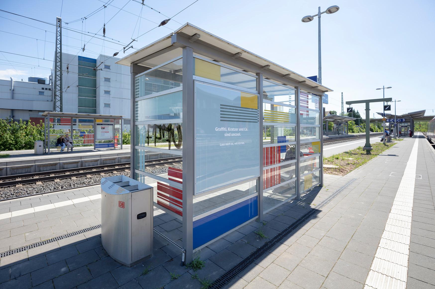 Neu gestaltetes Wetterschutzhäuschen am Bahnsteig.