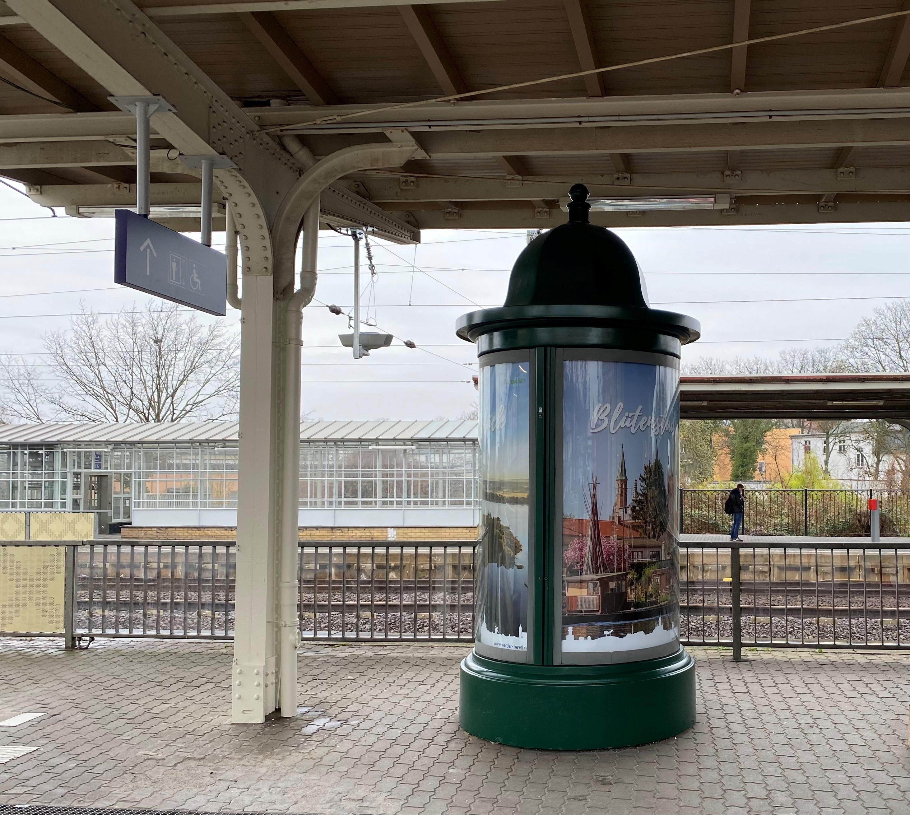 Litfaßsäule am Bahnsteig.