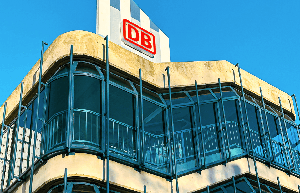 Nahansicht des modernisierten Treppenturms am Bahnhof Mannheim-Neckarstadt.