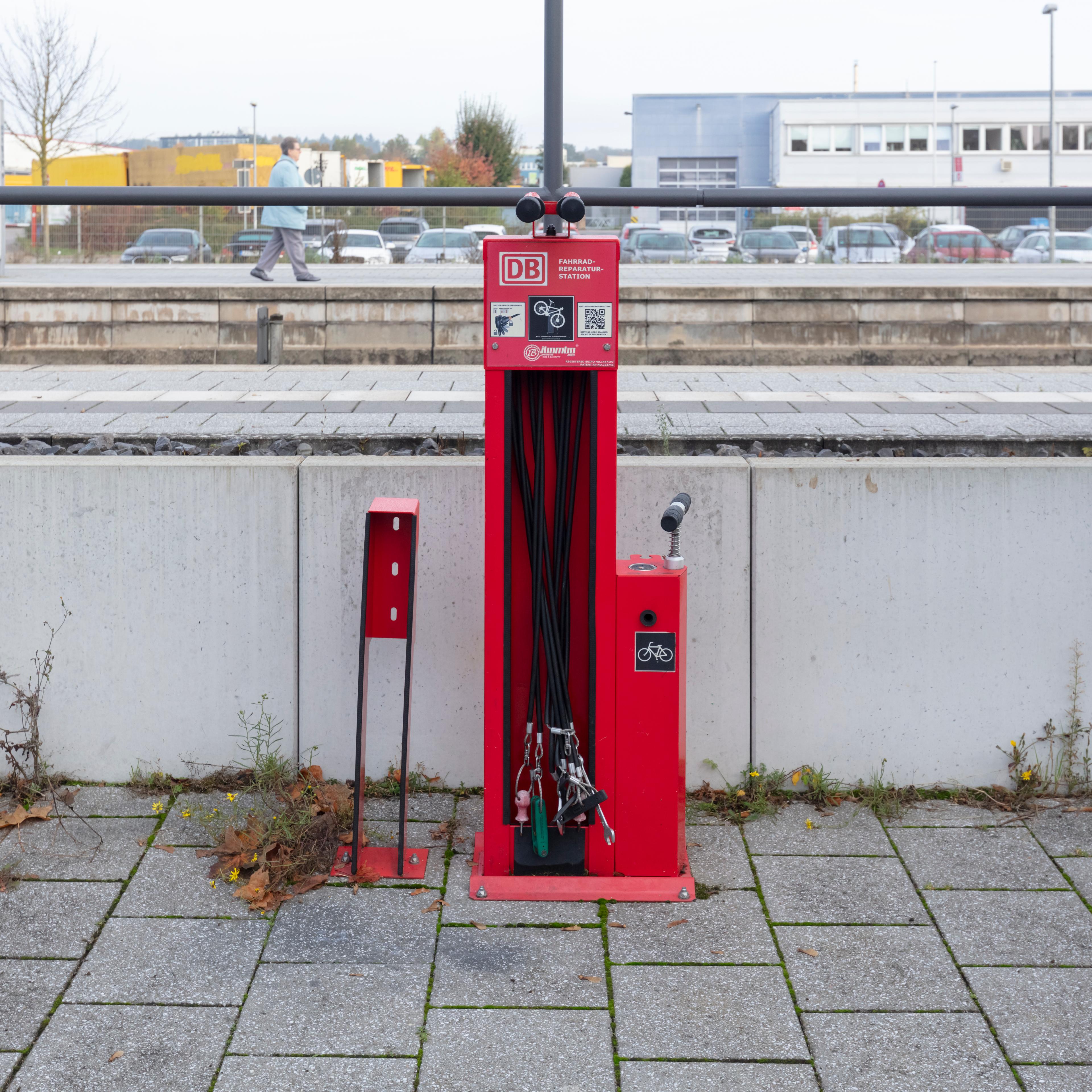 Der Blick auf eine Fahrradservicestation am Zukunftsbahnhof Renningen nach der Sanierung.