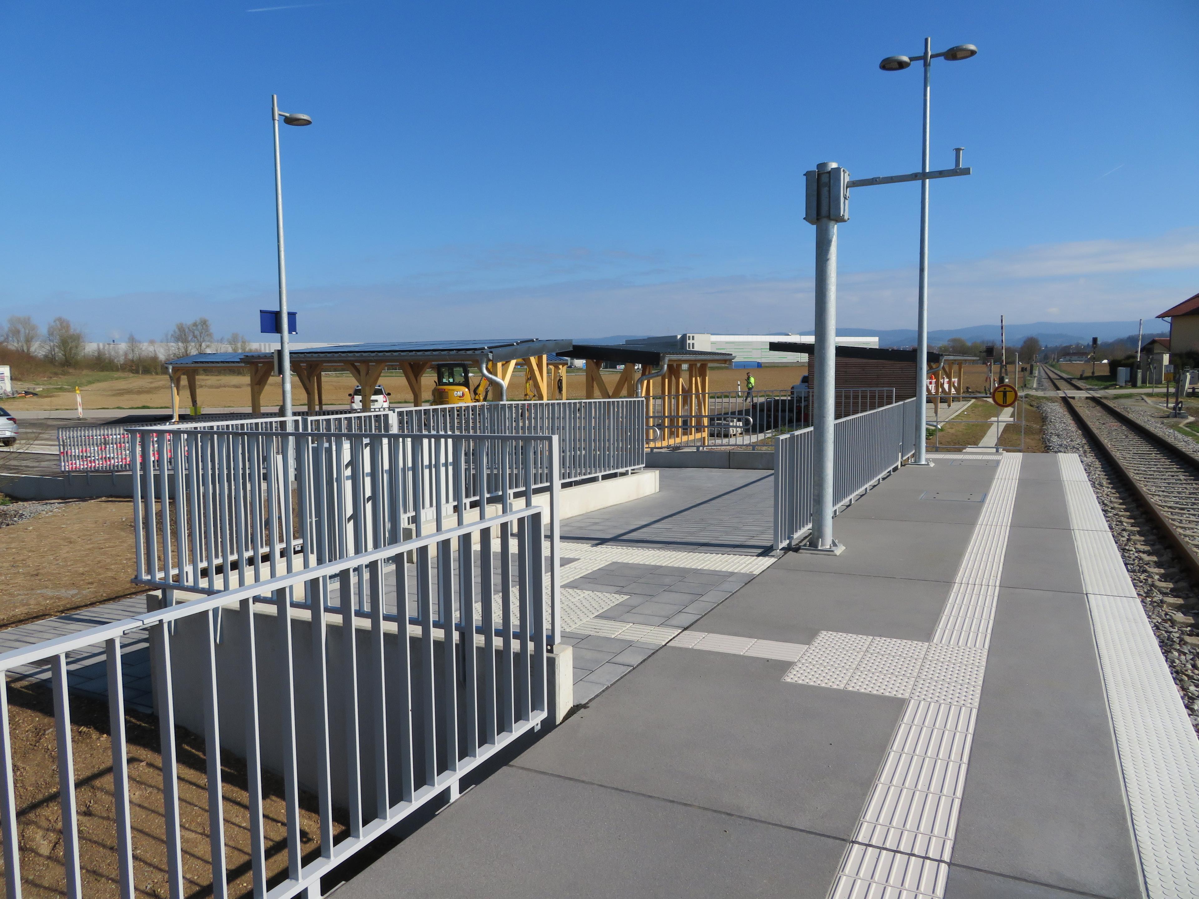 Stufenfreier Zugang zu Bahnsteigt mit Blindenleitsystem.