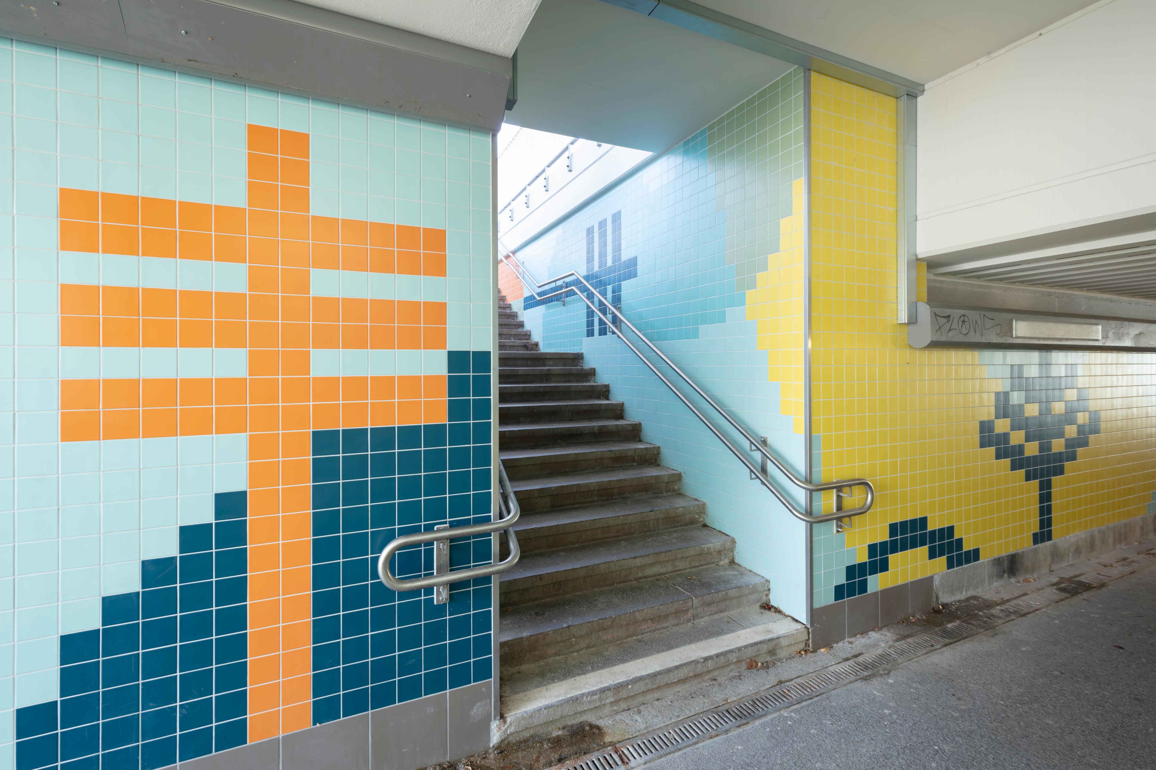 Blick auf einen Bahnsteigzugang in der neuen Personenunterführung in Stockstadt (Rhein).