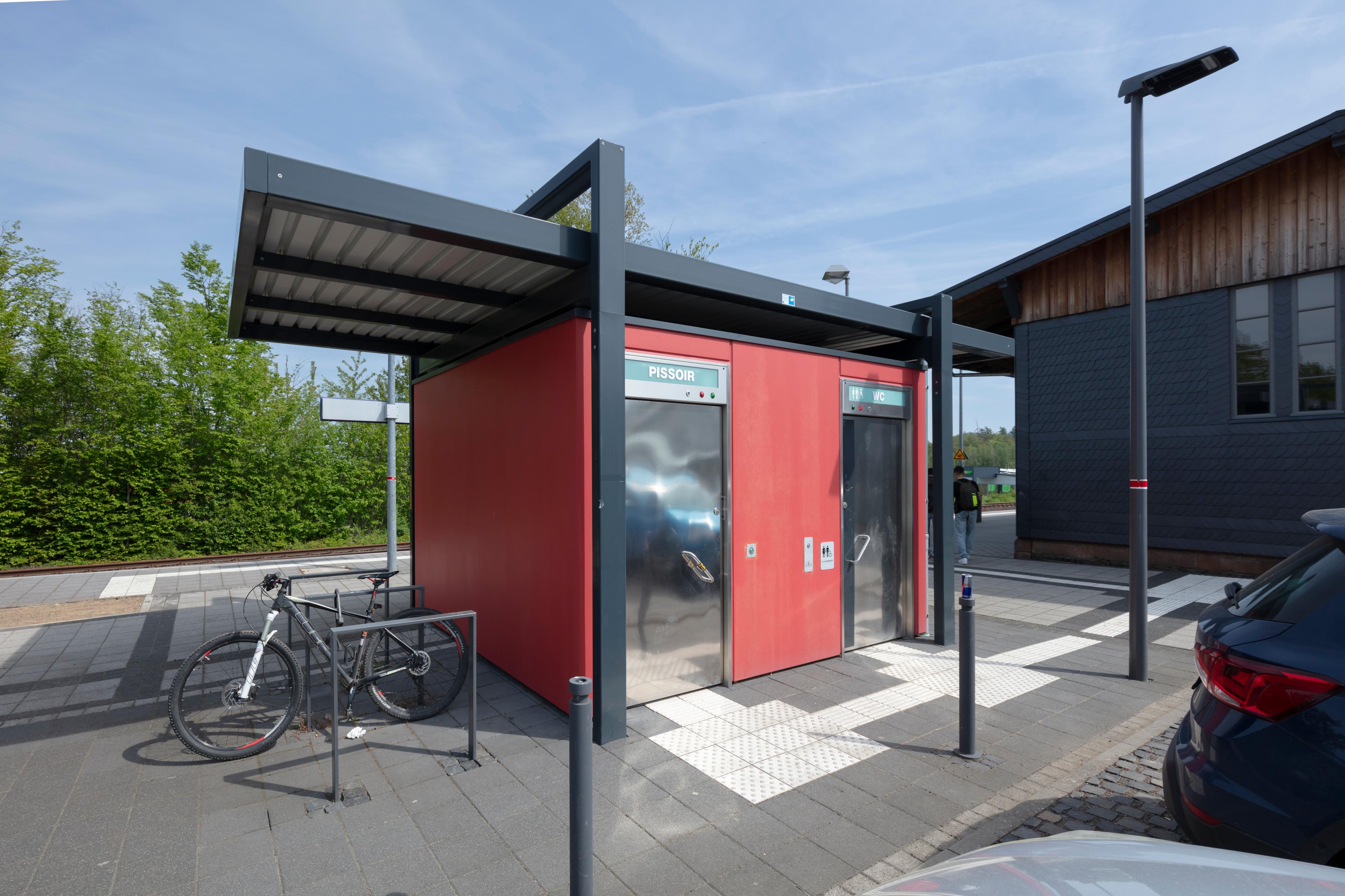 Ein neues Toilettenhäuschen mit Fahrradabstellmögichkeit am Bahnhof Emmelshausen. 