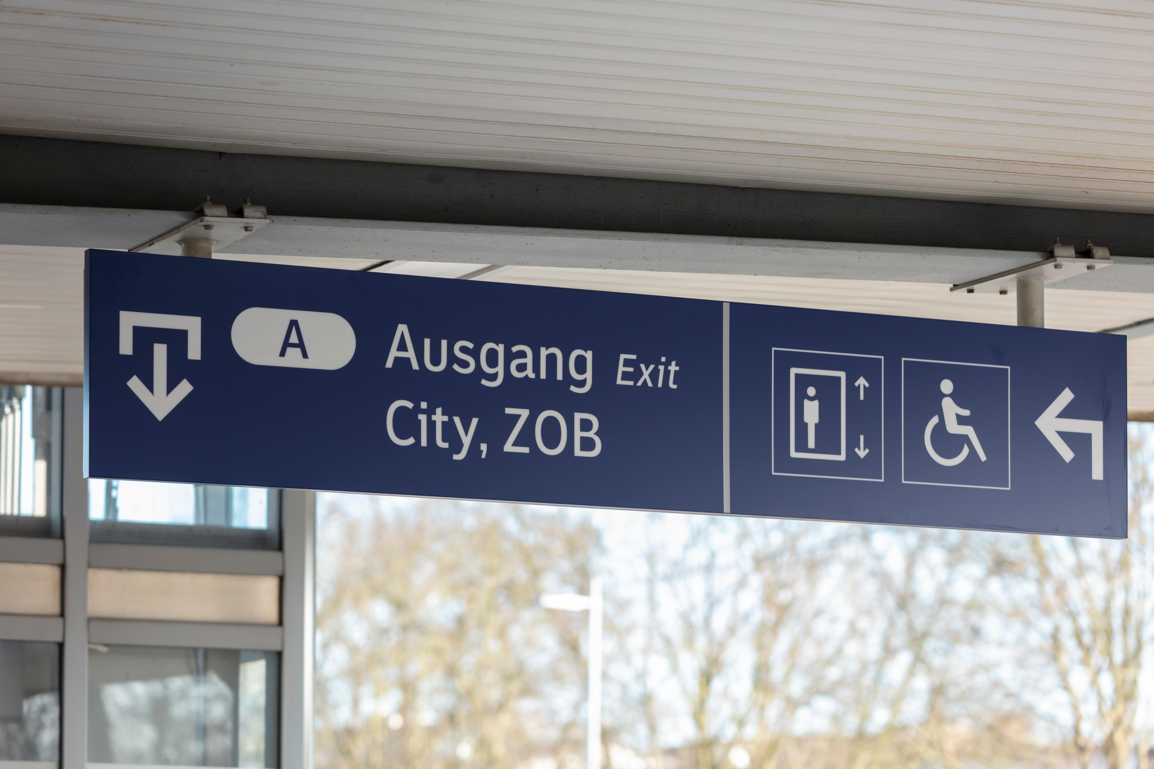 Eine neue Wegeleitung sorgt für bessere Orientierung am Bahnhof