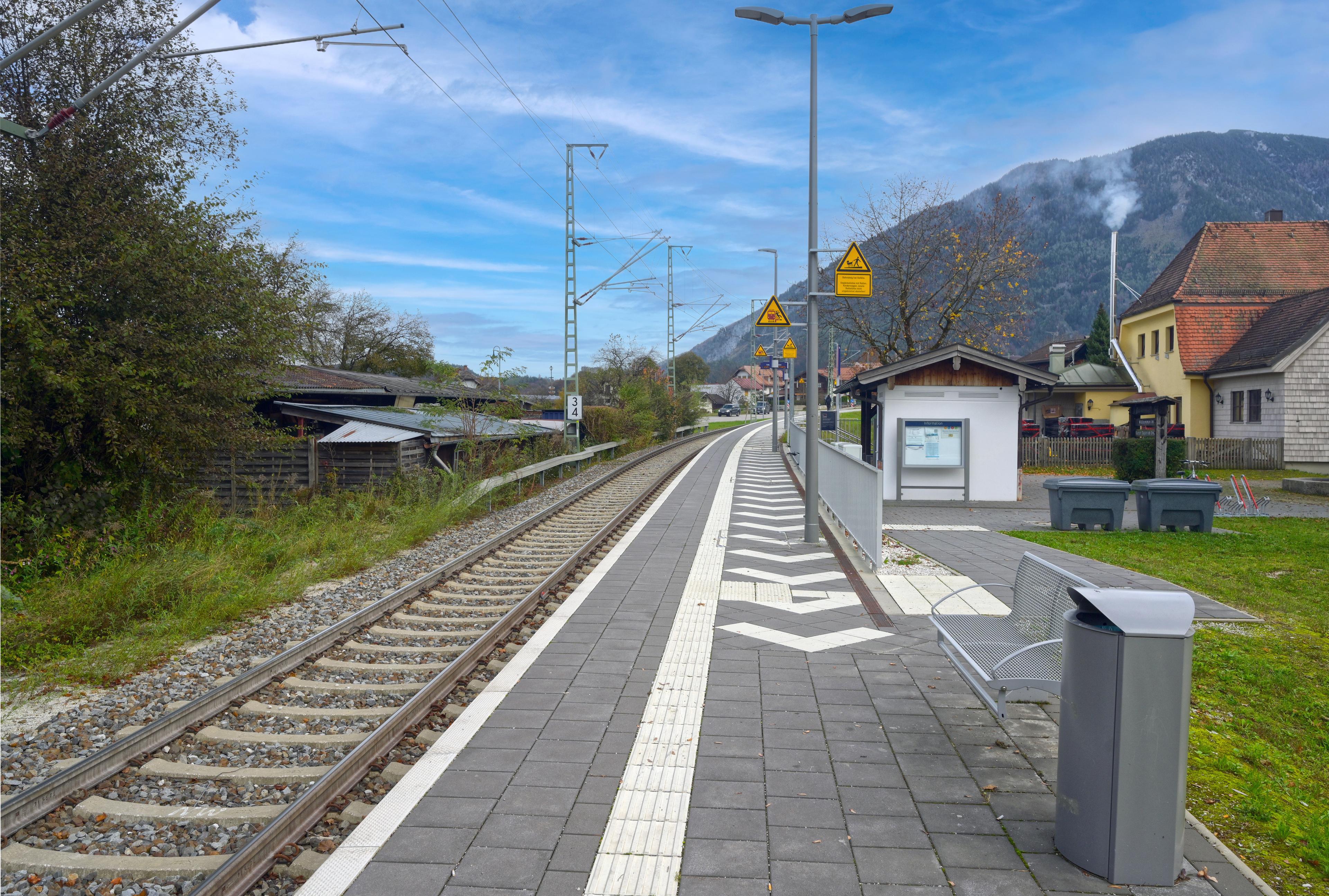 Der Blick auf den barrierefreien Bahnsteig des Bahnhofs Bayerisch Gmain nach der Neugestaltung.