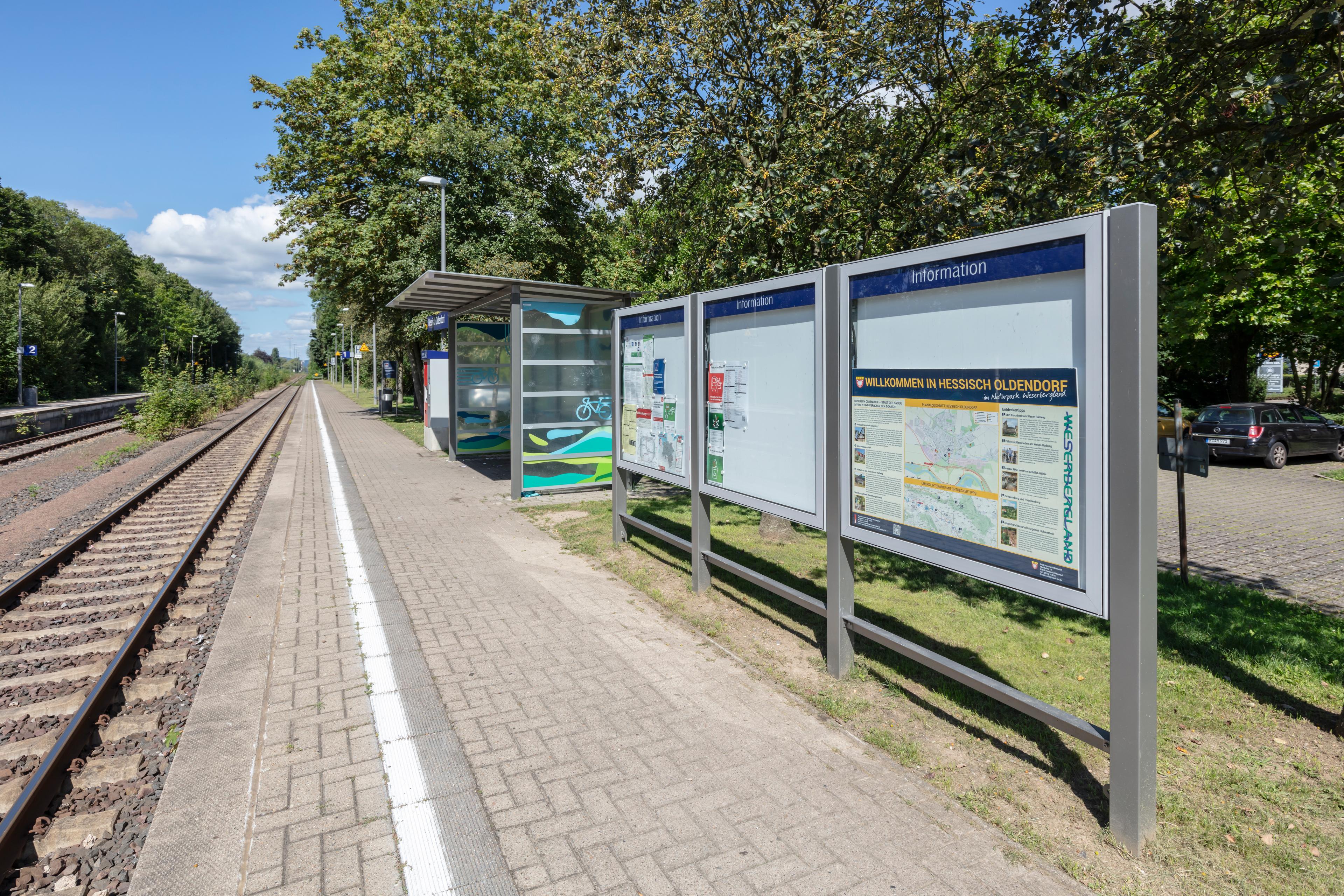 Vitrine auf den Bahnsteig mit verkehrlichen und touristischen Informationen.