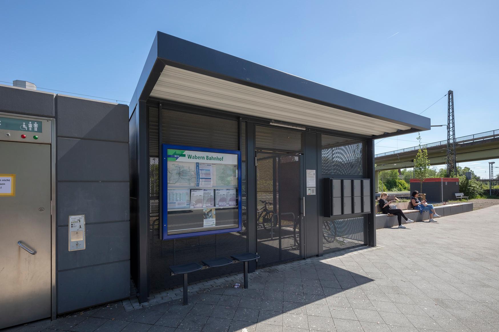 Ein Bus-Wetterschutzhäuschen am Vorplatz.