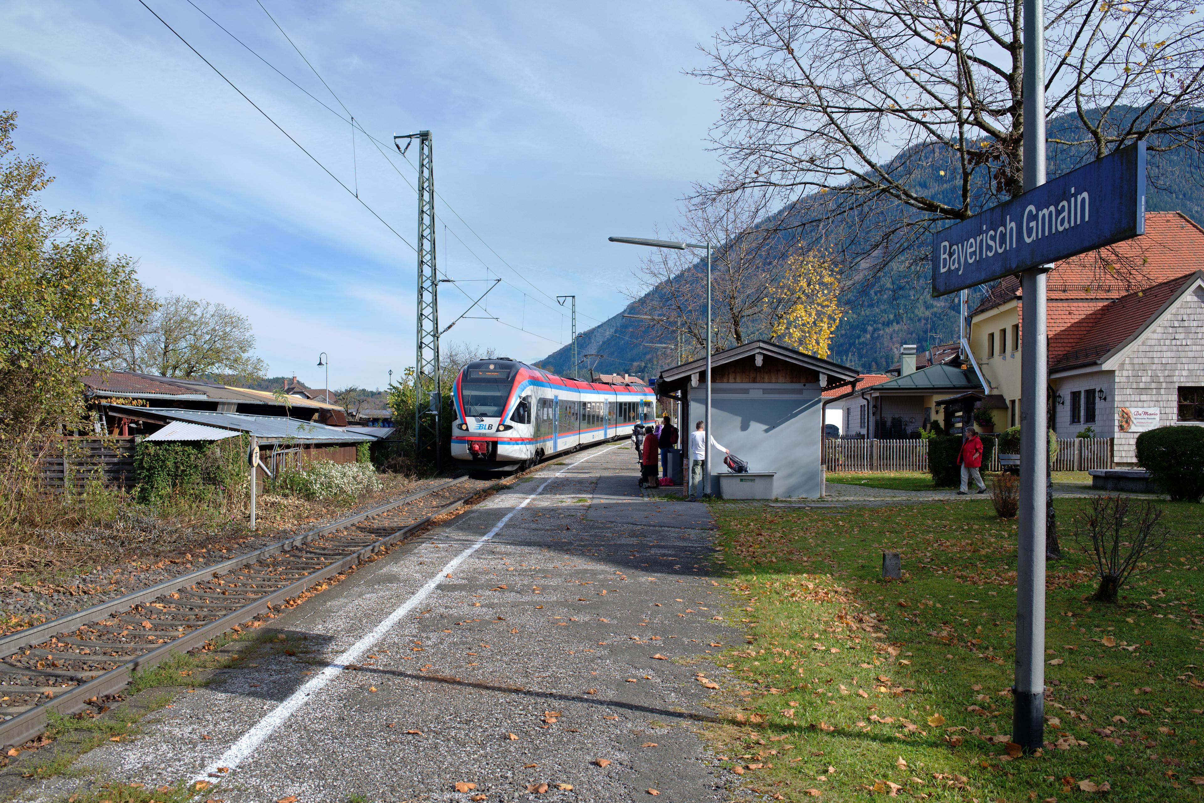 Blick auf den Bahnsteig des Bahnhofs Bayerisch Gmain vor der Aufwertung.