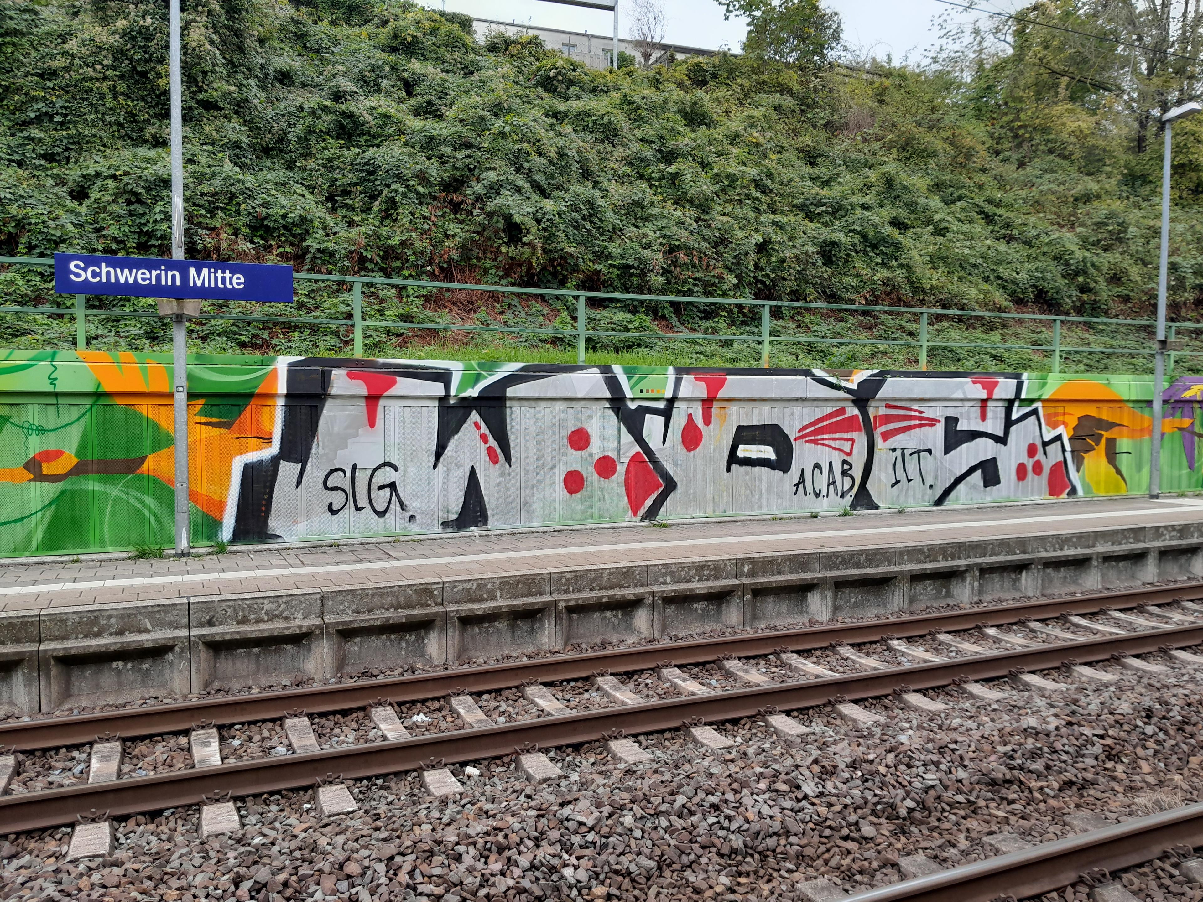 Schmierereien auf den Vogelmotiven am Bahnhof Schwerin Mitte wurden entfernt. 