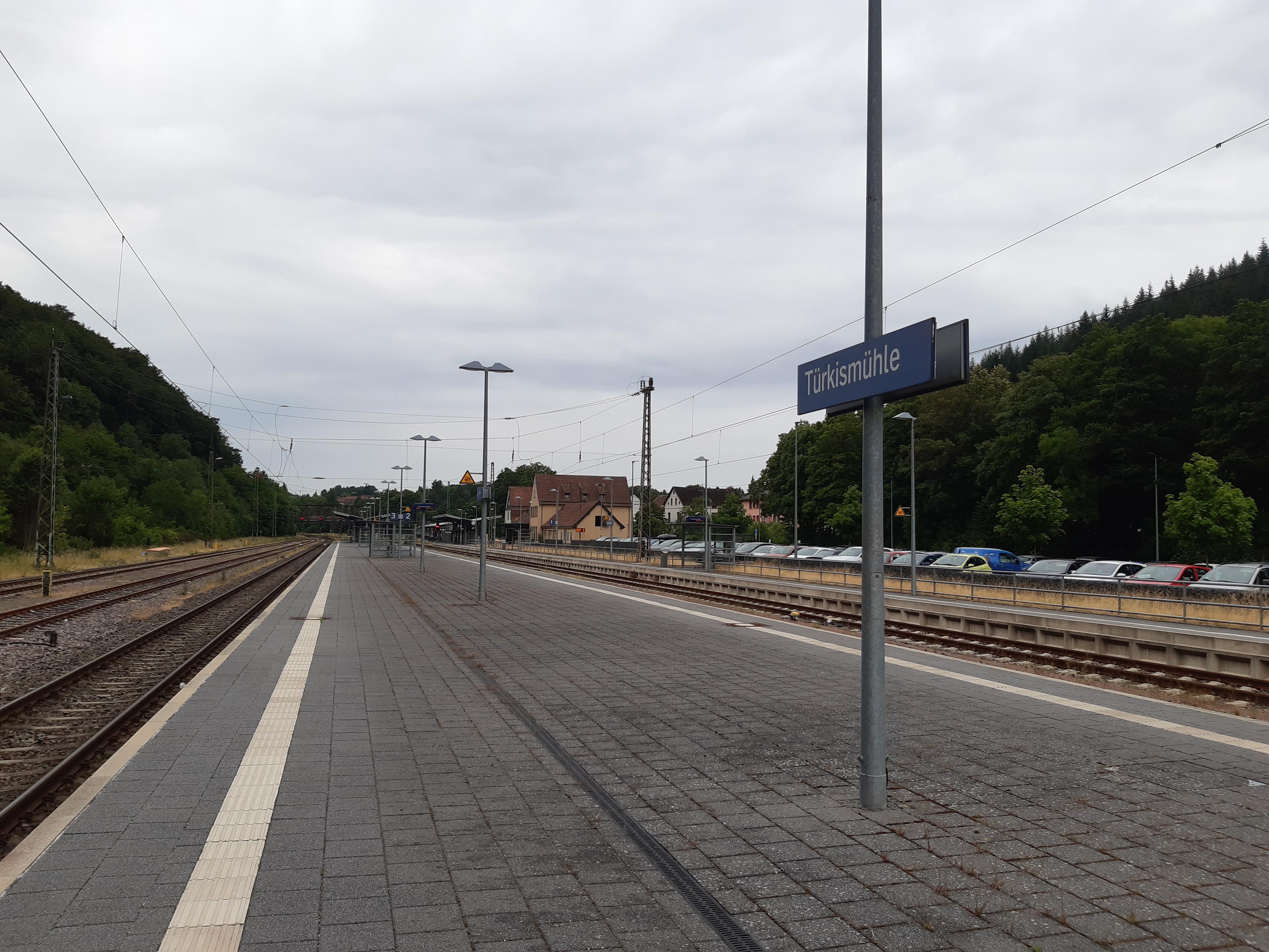 Der Bahnsteig am Bahnhof Türkismühle vor der Sanierung.