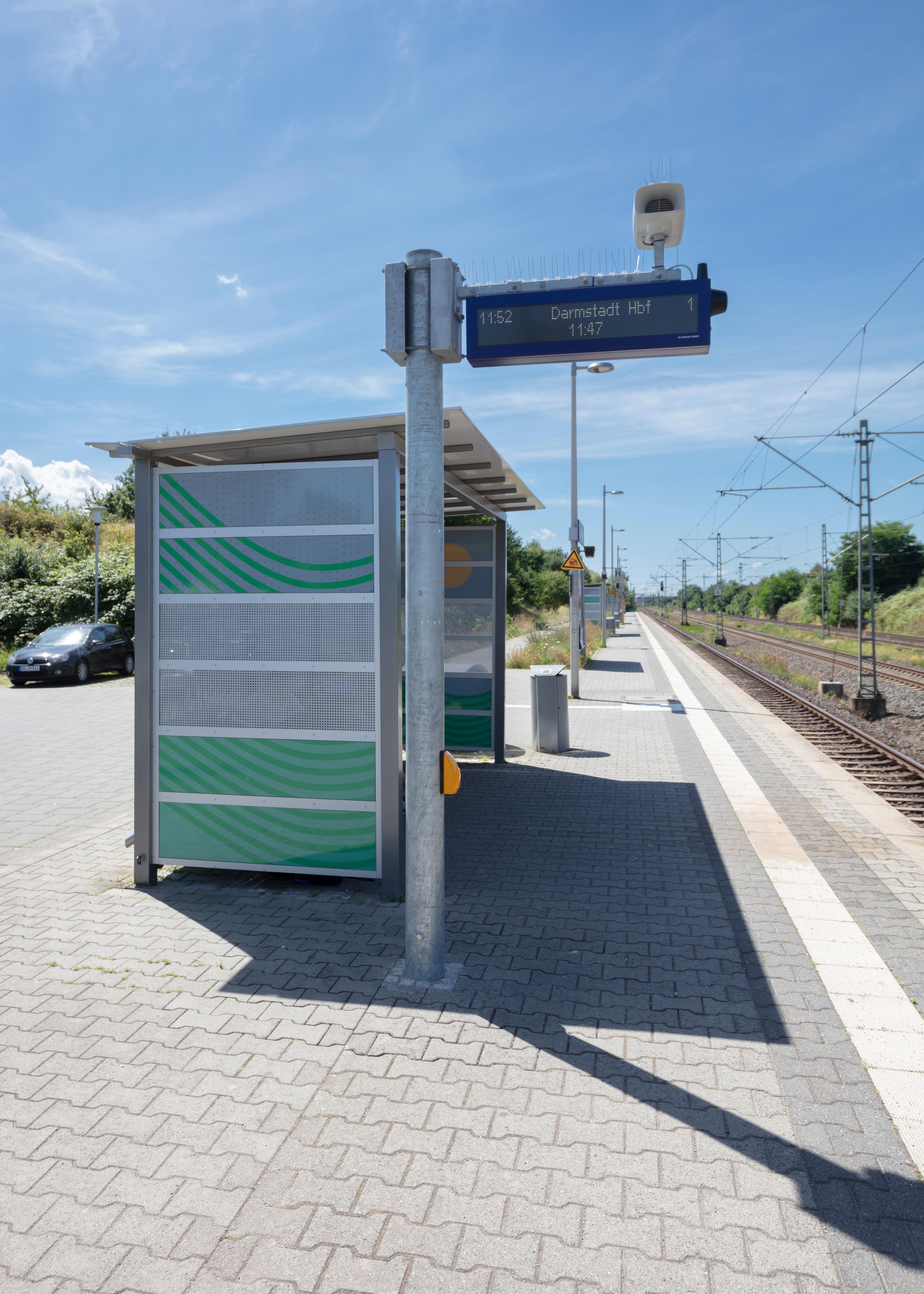 Blick auf den Bahnsteig des Bahnhofs Darmstadt-Arheilgen nach der Aufwertung.