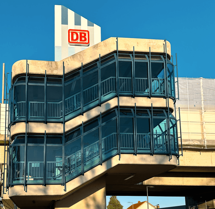 Blick auf den modernisierten Treppenturm des Bahnhofs Mannheim-Neckarstadt.