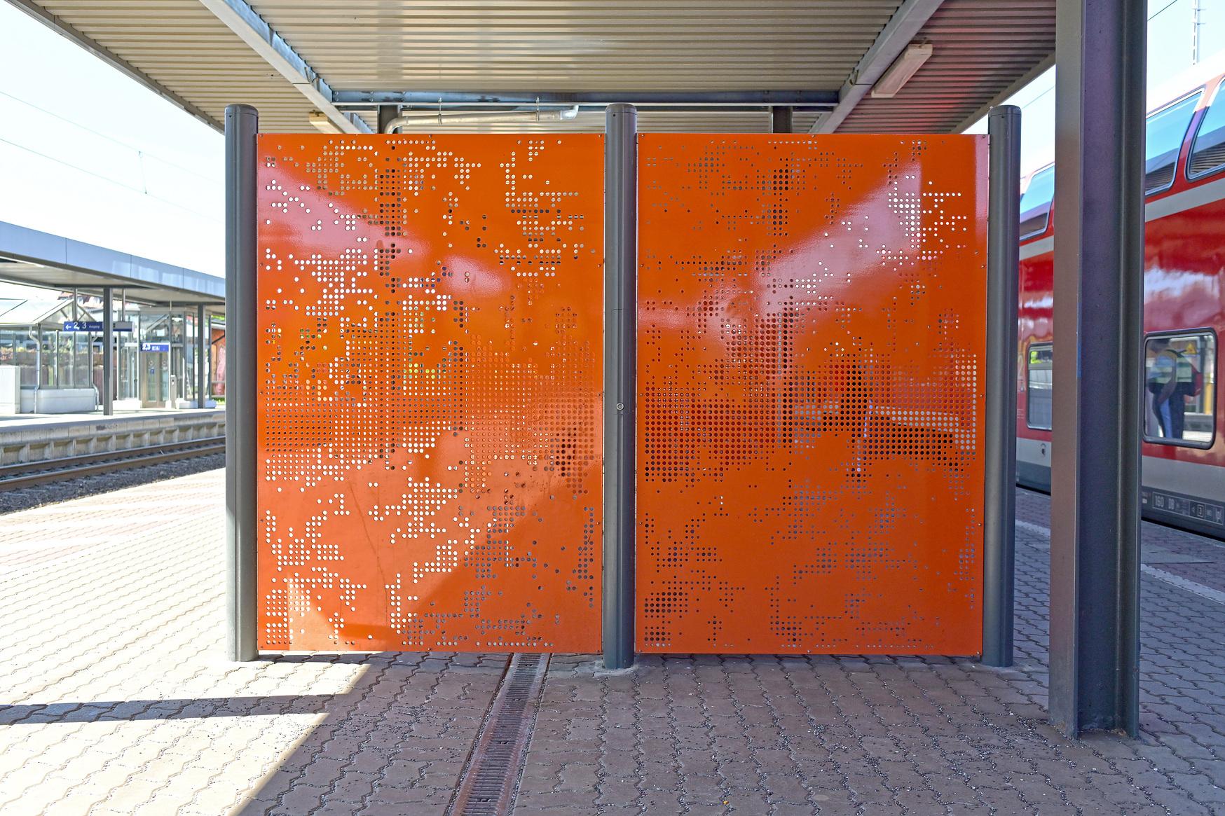  Inhaltliche Beschreibung für seheingeschränkte Personen in Form eines vollständigen Satzes.    Altes Wetterschutzhaus und Sitzmobiliar am Bahnhof Burg (b Magdeburg).      Neues Wetterschutzhaus und Sitzmobiliar am Bahnhof Burg (b Magdeburg). 