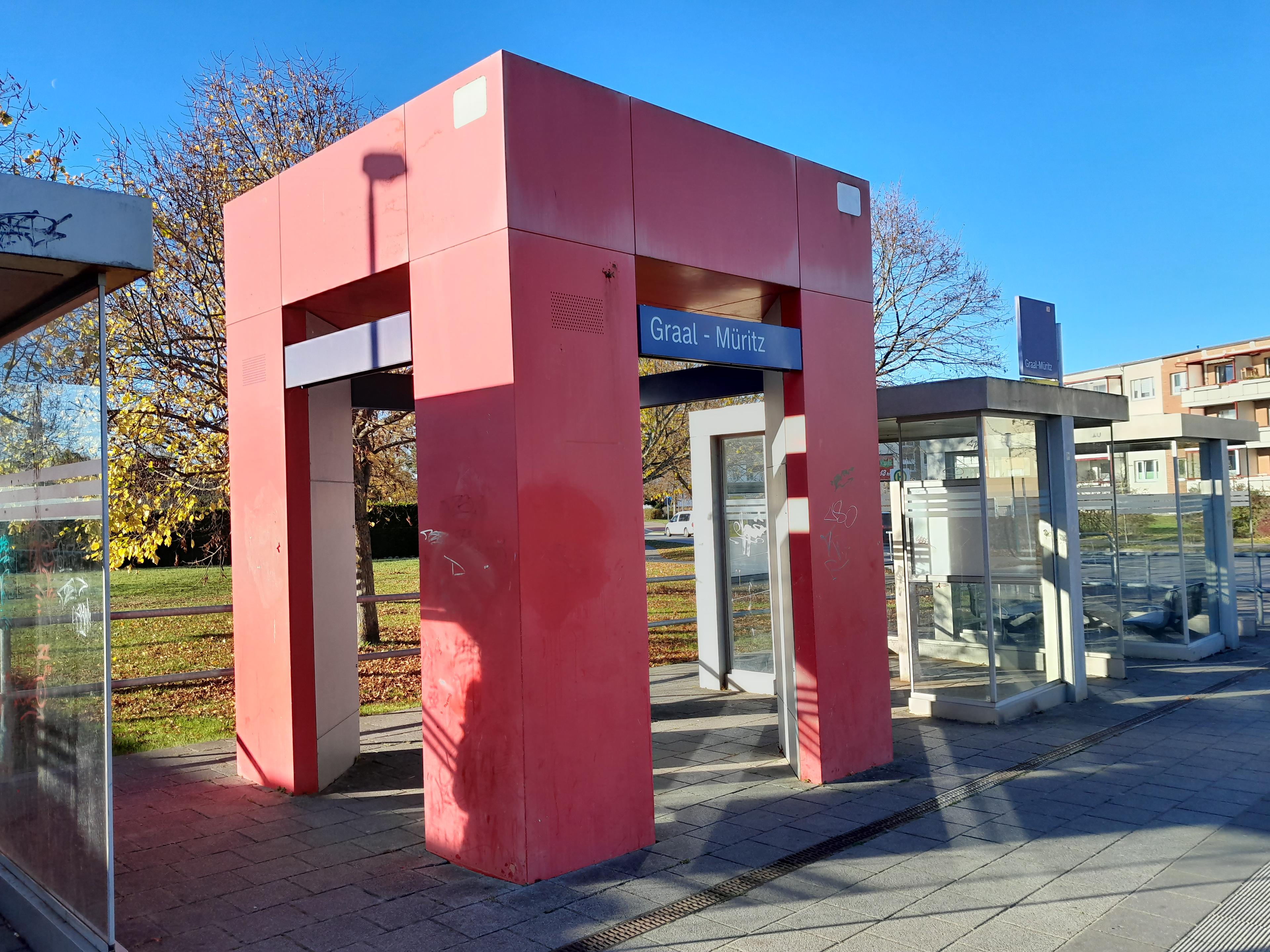 DB Pluspunkt vor der Neugestaltung am Bahnhof Graal-Müritz. 