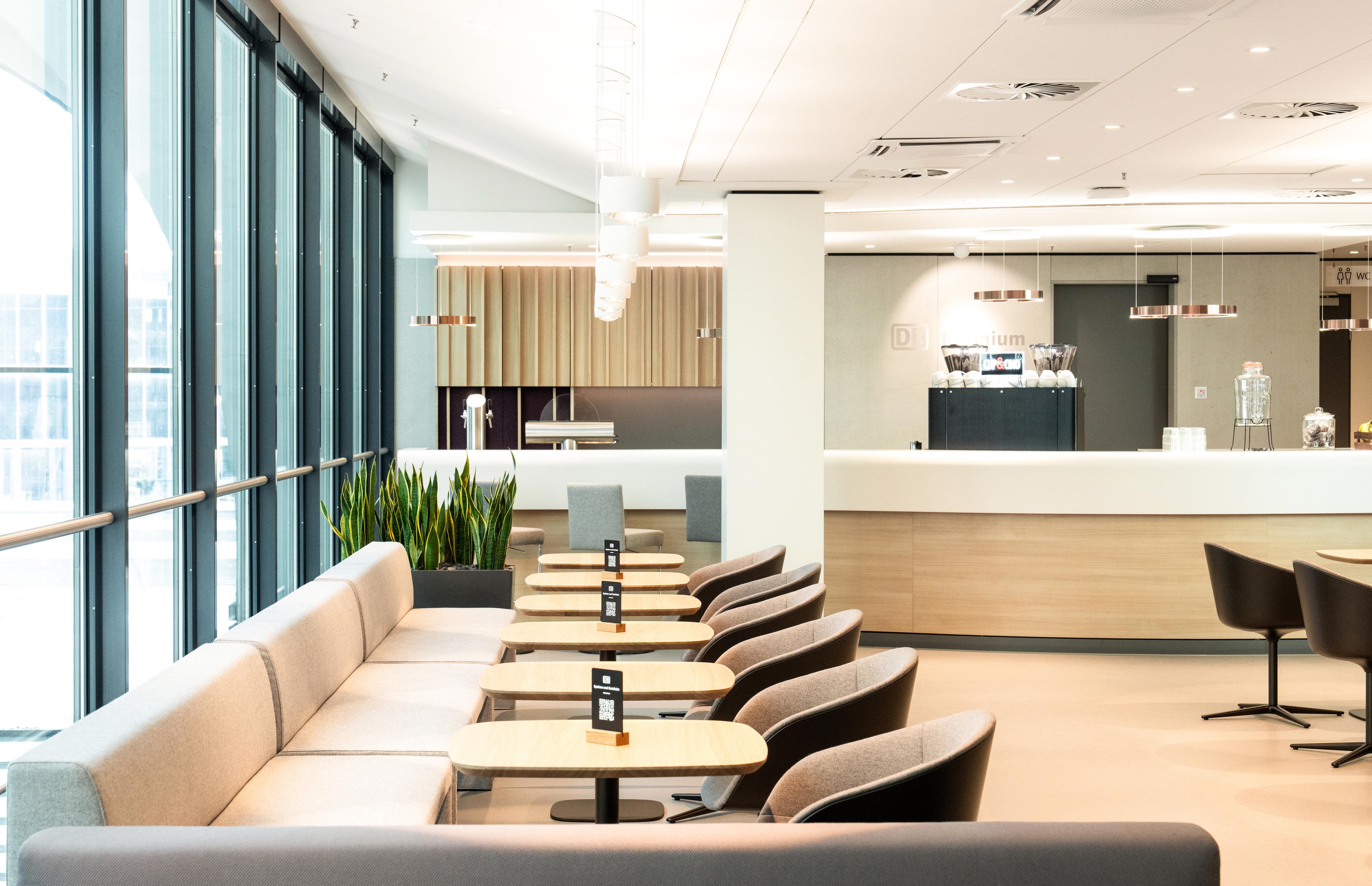 The bistro area of the DB Premium Lounge at the station Mannheim Hauptbahnhof with a service counter and various seating options.