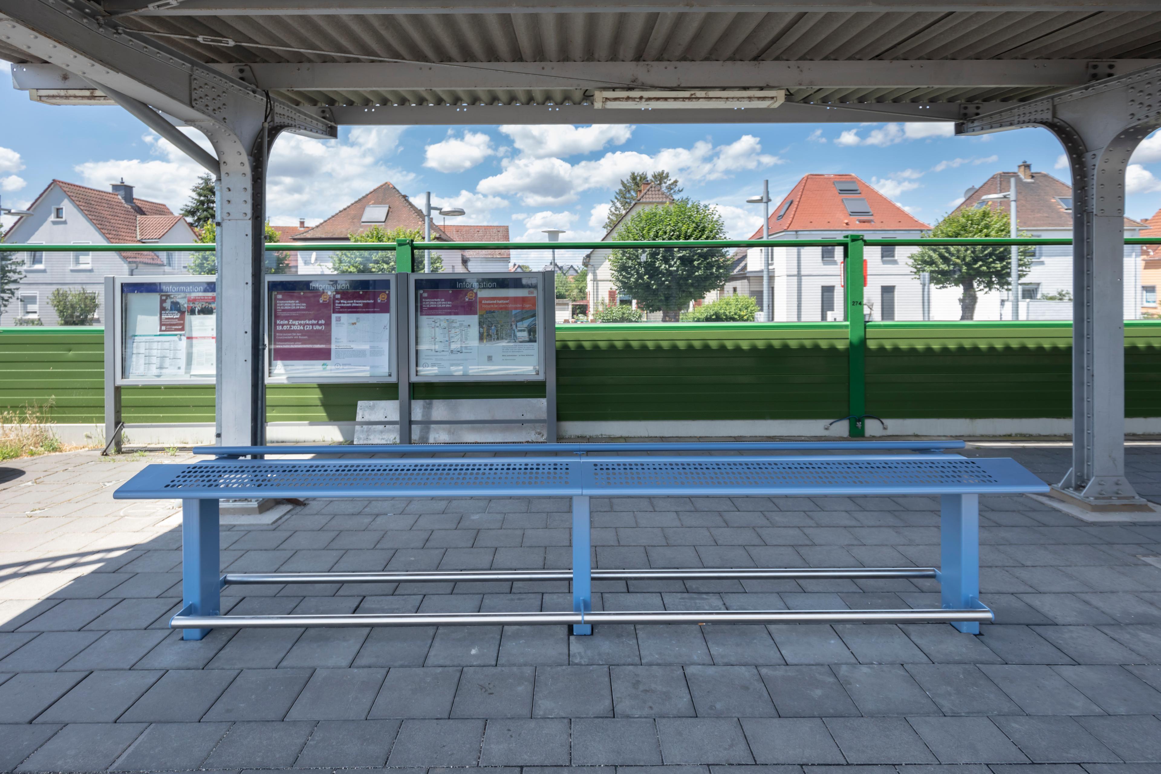 Das neue Anlehnmöbel auf dem Bahnsteig in Stockstadt (Rhein). 