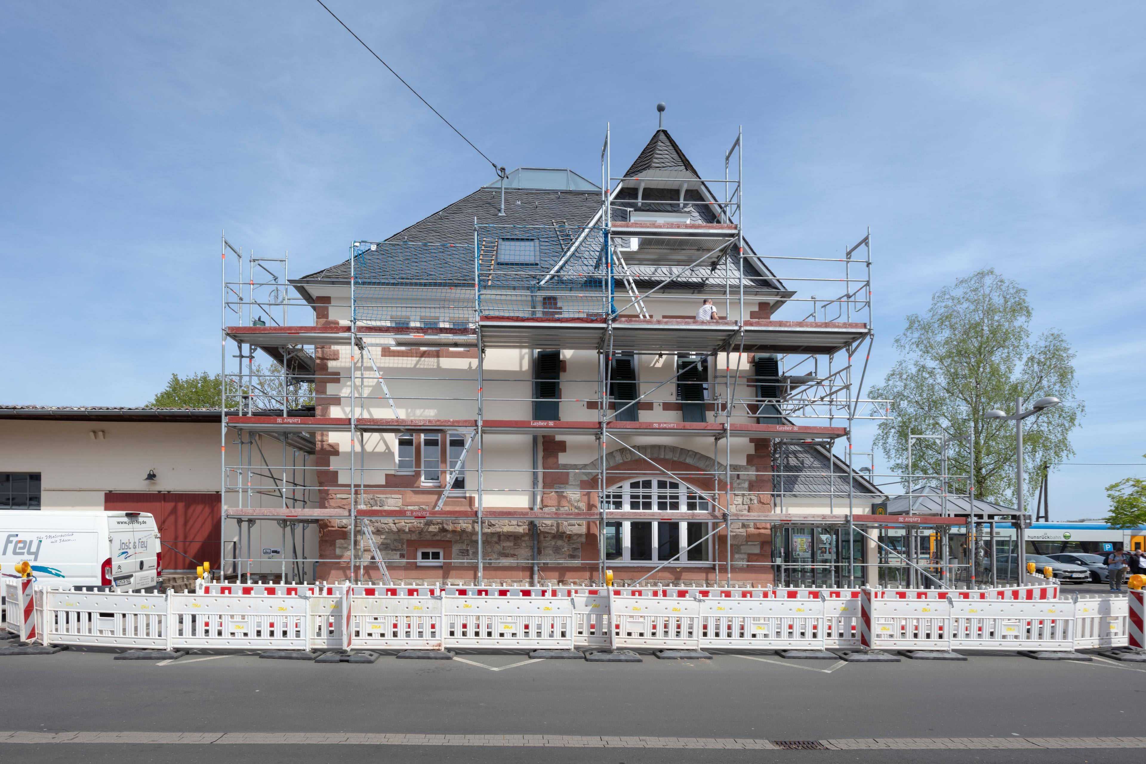 Das Bahnhofsgebäude in Emmelshausen während der Sanierung.