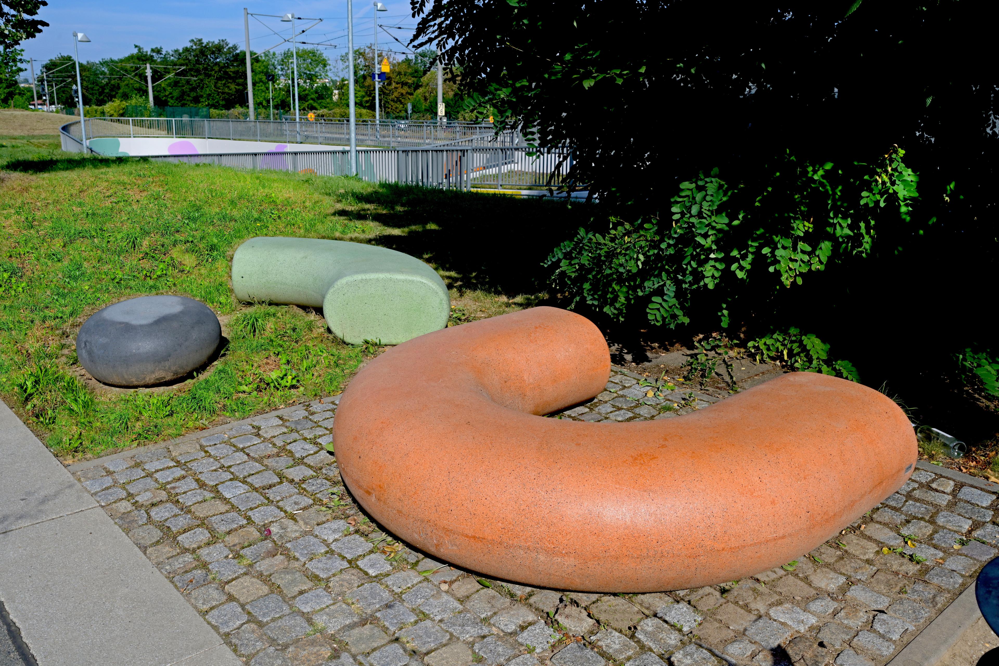 Blick auf die neuen farbenfrohen Neue Sitzgelegenheiten am Zukunftsbahnhof Apolda.