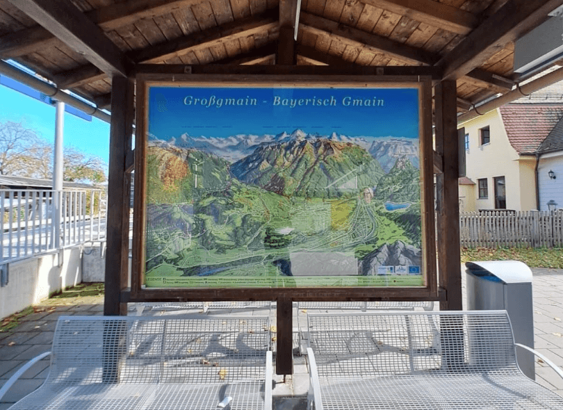 Blick auf eine Landkarte im Wetterschutzhaus am Bahnhof Bayerisch Gmain.